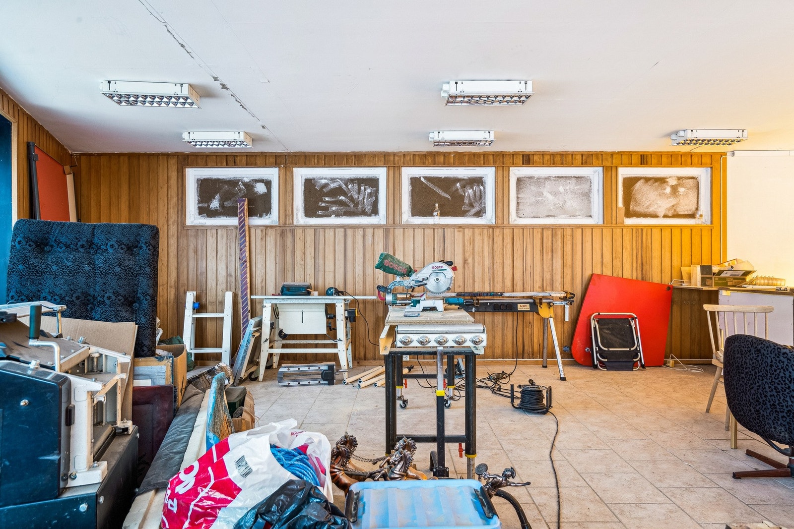 Annet - Rom i næringsdelen som er vedsiden av tidligere bensinstasjon. Har vært brukt som kunstverksted. Muligens dette kan omgjøres til solstudio eller treningsrom for befolkningen? Galleribilde