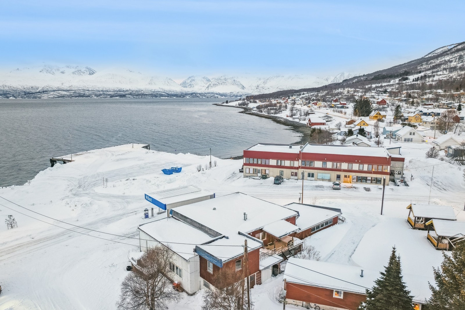Dronefoto av Ivguvuotna (Lyngenfjorden) og Gáivuotna (Kåfjorden) med Årøybukta i bakgrunnen. Galleribilde