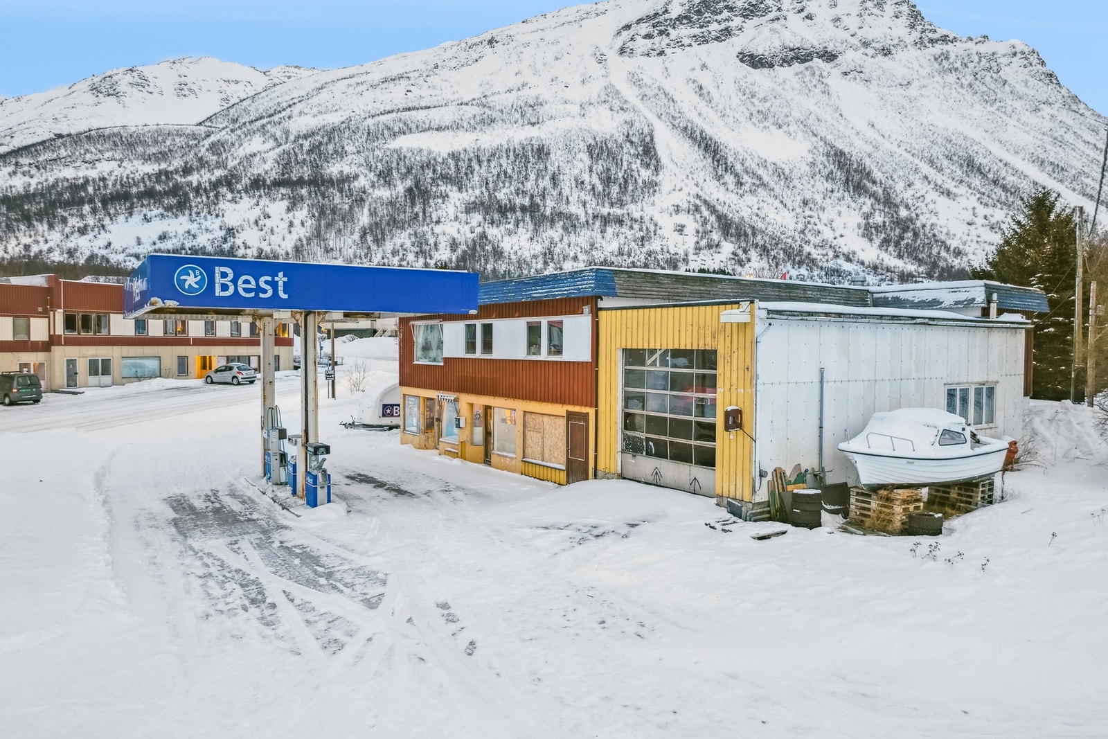 Velkommen til Anton Antonsens vei. Fasade av eiendommen. Eiendommen har vært tidligere en bensin stasjon. Smørehall og god opplagringsplass ved siden av smørehall for utstyr. Foto: EFKT Galleribilde