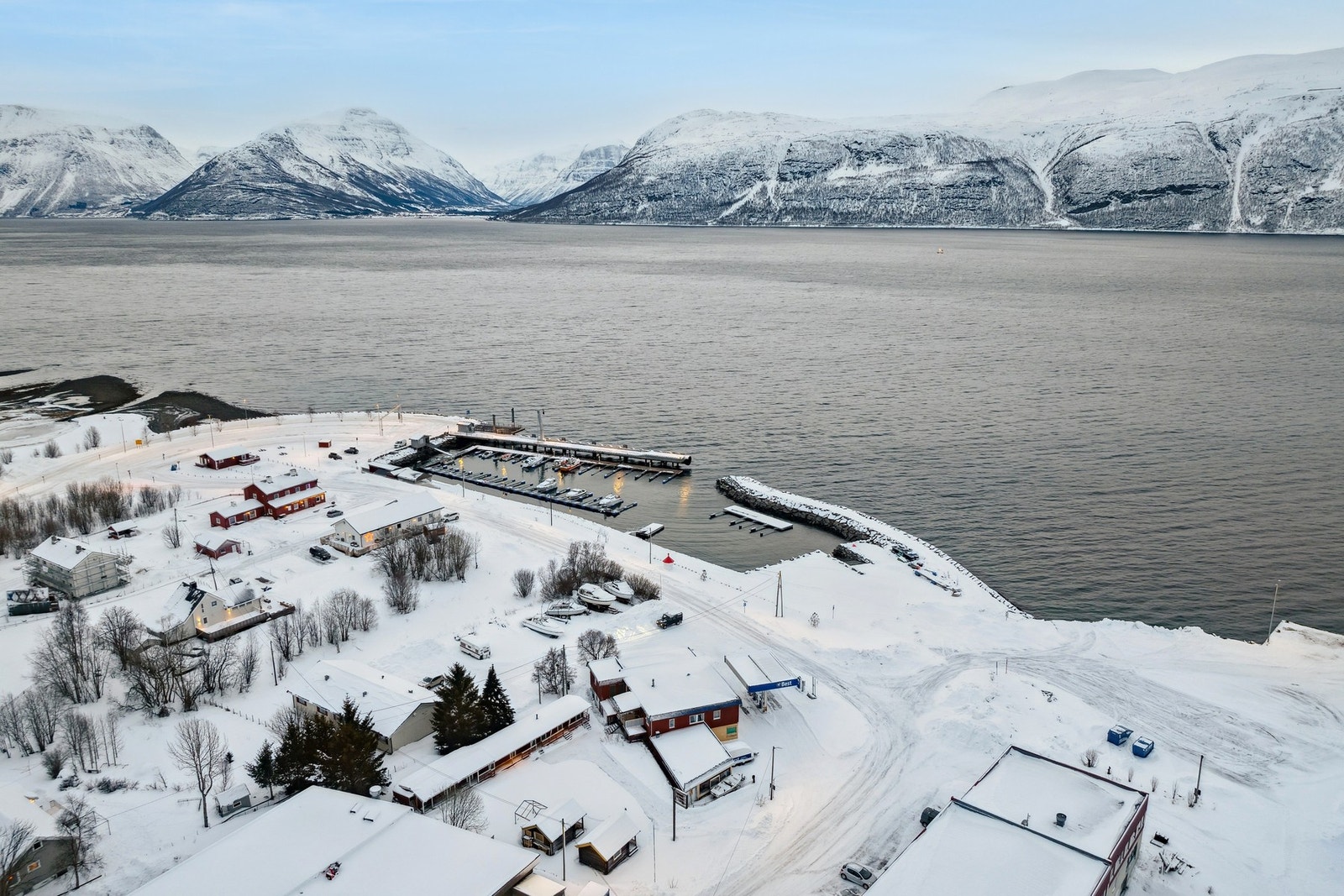 Drone av området, ferge forbindelsen fra Olderdalen til Lyngseidet sin avløpssted er likeved eiendommen. Strategisk plassering. Galleribilde