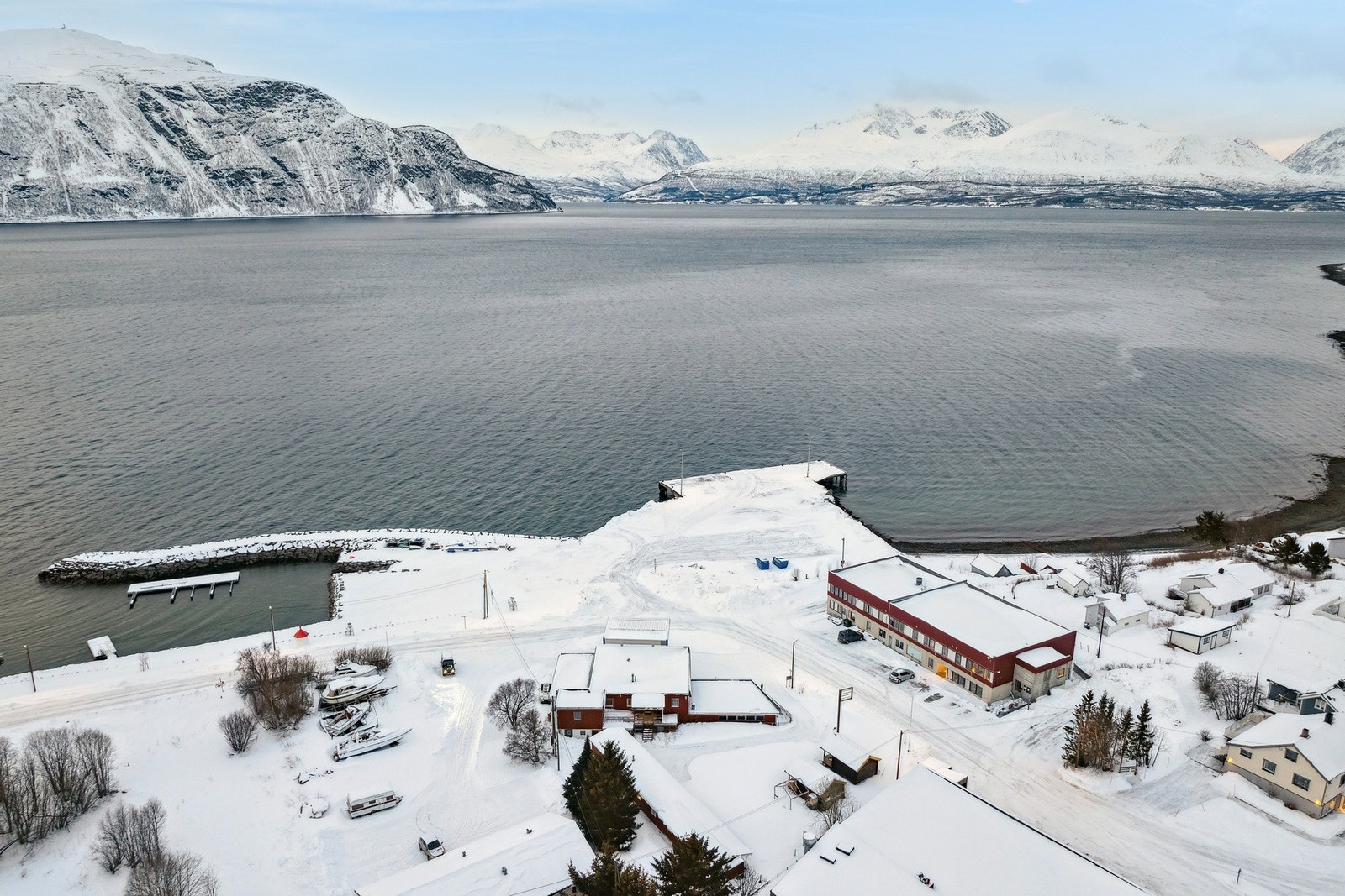 Drone av området. Molo og kai i nærområdet av eiendommen. Muligheter for å ha båt. Galleribilde