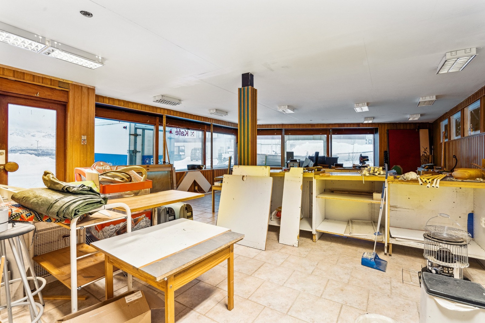 Annet - Bilde av næringsdelen vedsiden av bensin stasjonen. Vært tidligere káfe her. Galleribilde