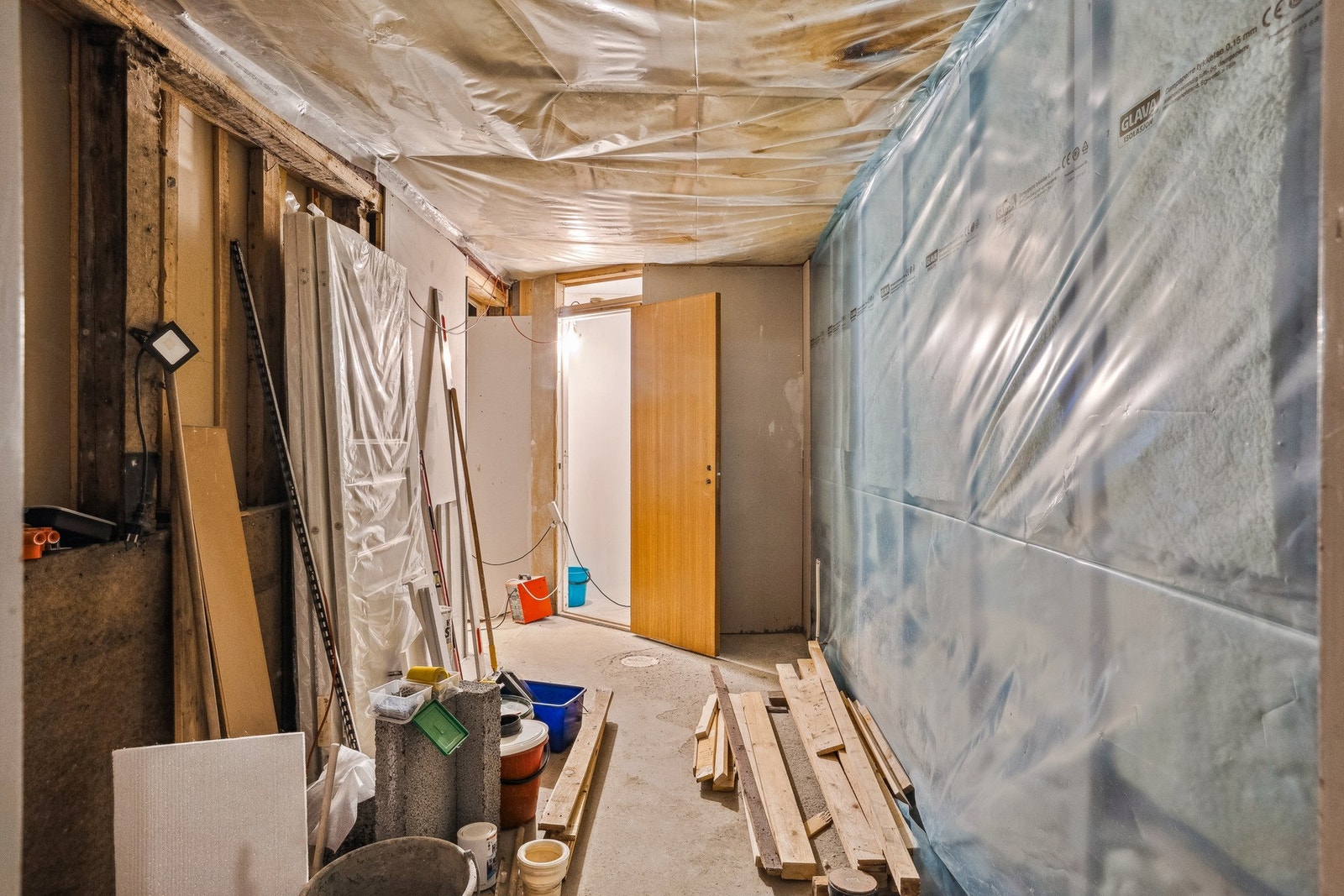 Annet - vises at eiendommen har etterslep og må påregnes arbeid. Rommet med åpen dør er tiltenkt som toalett. Galleribilde