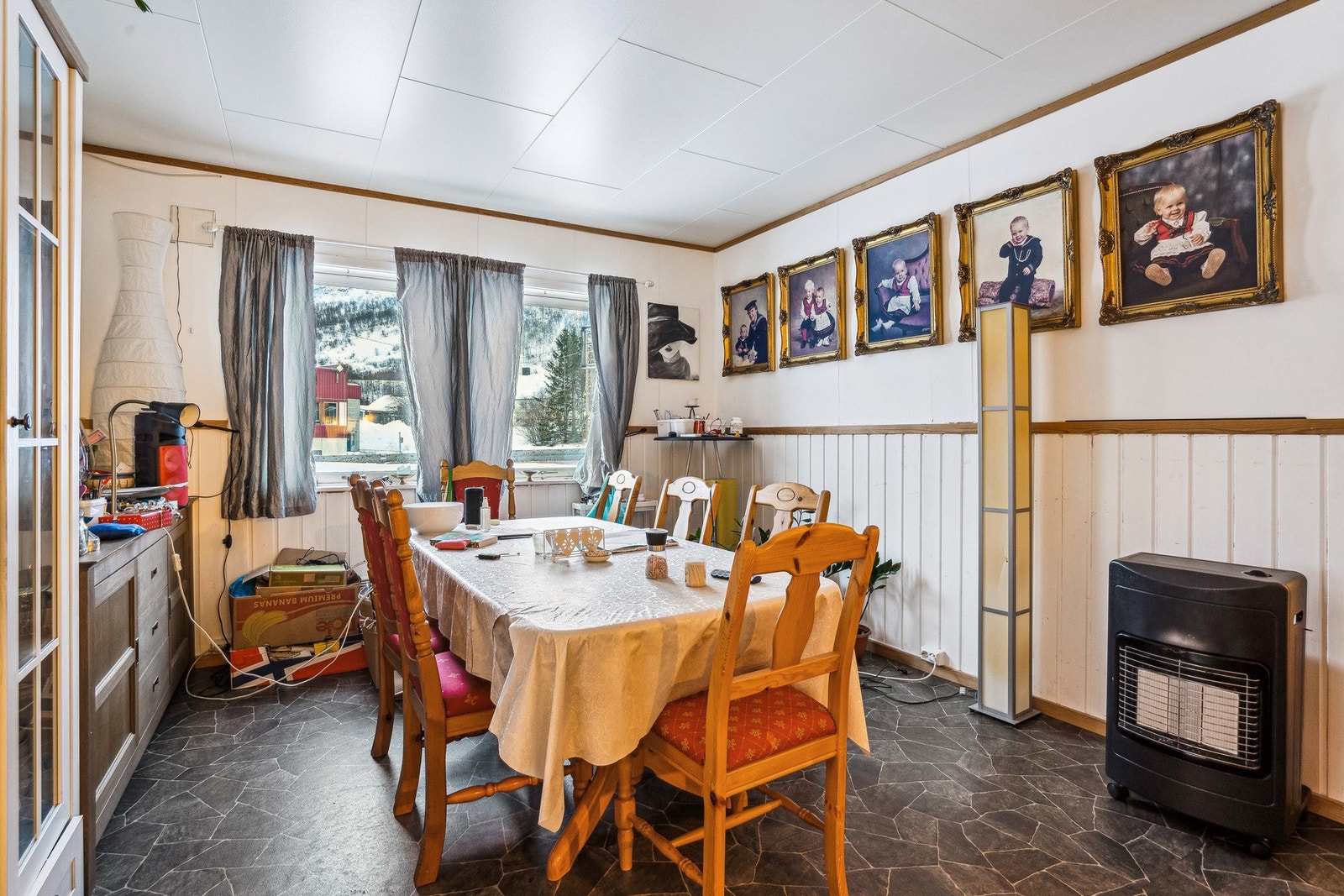 Kjøkken til hoved leilighet, med utsikt til E6. Galleribilde