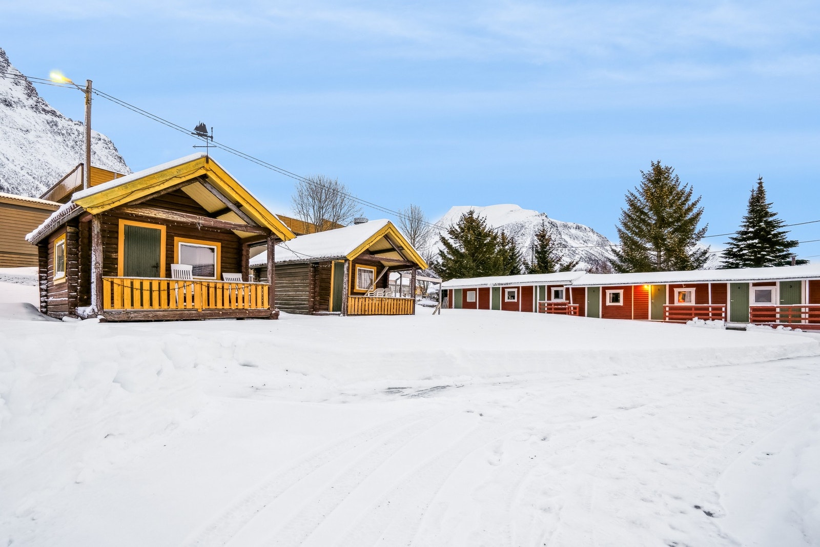 Ute. Til venstre to laftet hytter som har vært utleid og til høyre er utleie hytter. Galleribilde
