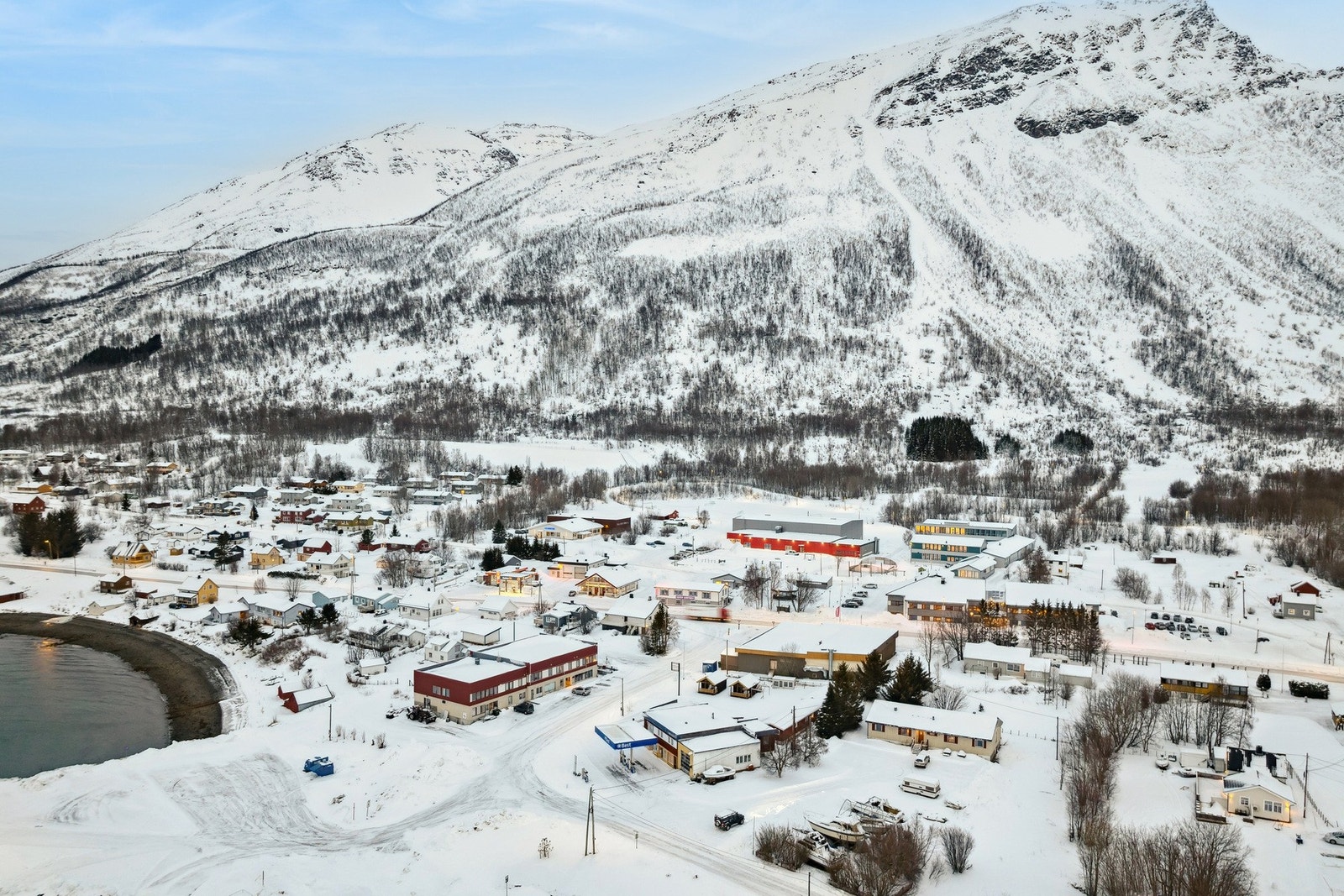 Drone av området å Giilavárri til høyre og Nordmannviktiden til venstre Galleribilde