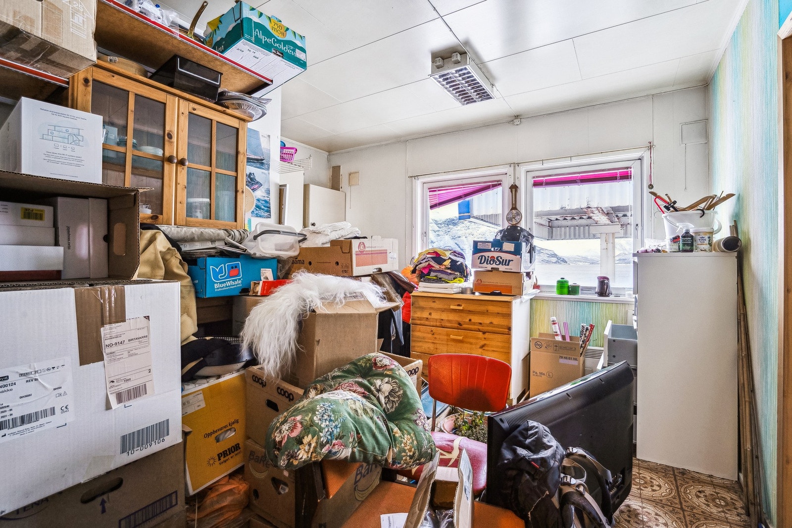 Annet rom som er brukt til oppbevaring. Muligheter å lage kjøkken krok for etablering av utleie rom. Galleribilde