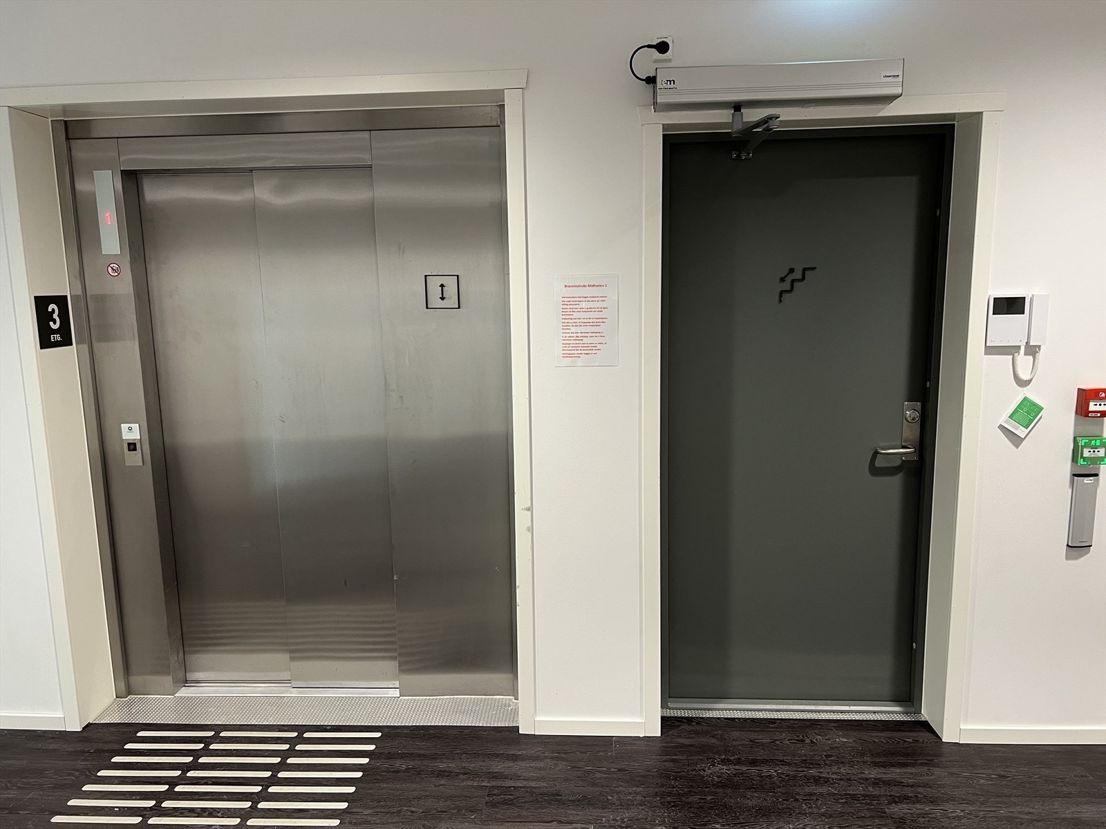 Lokalene har heisadkomst både til bakkeplan og garasjekjeller. Galleribilde