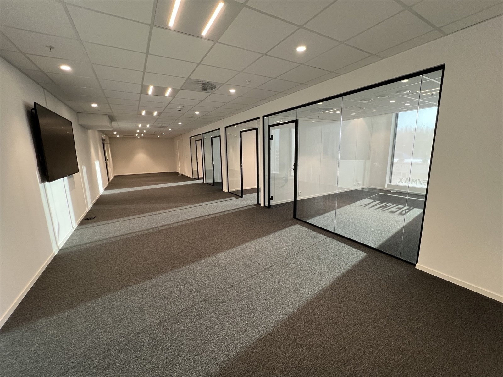 Kontorlokalene holder god standard med teppeflis på gulv, store lysflater for godt arbeidsmiljø og systemhimling med LED-belysning. Galleribilde