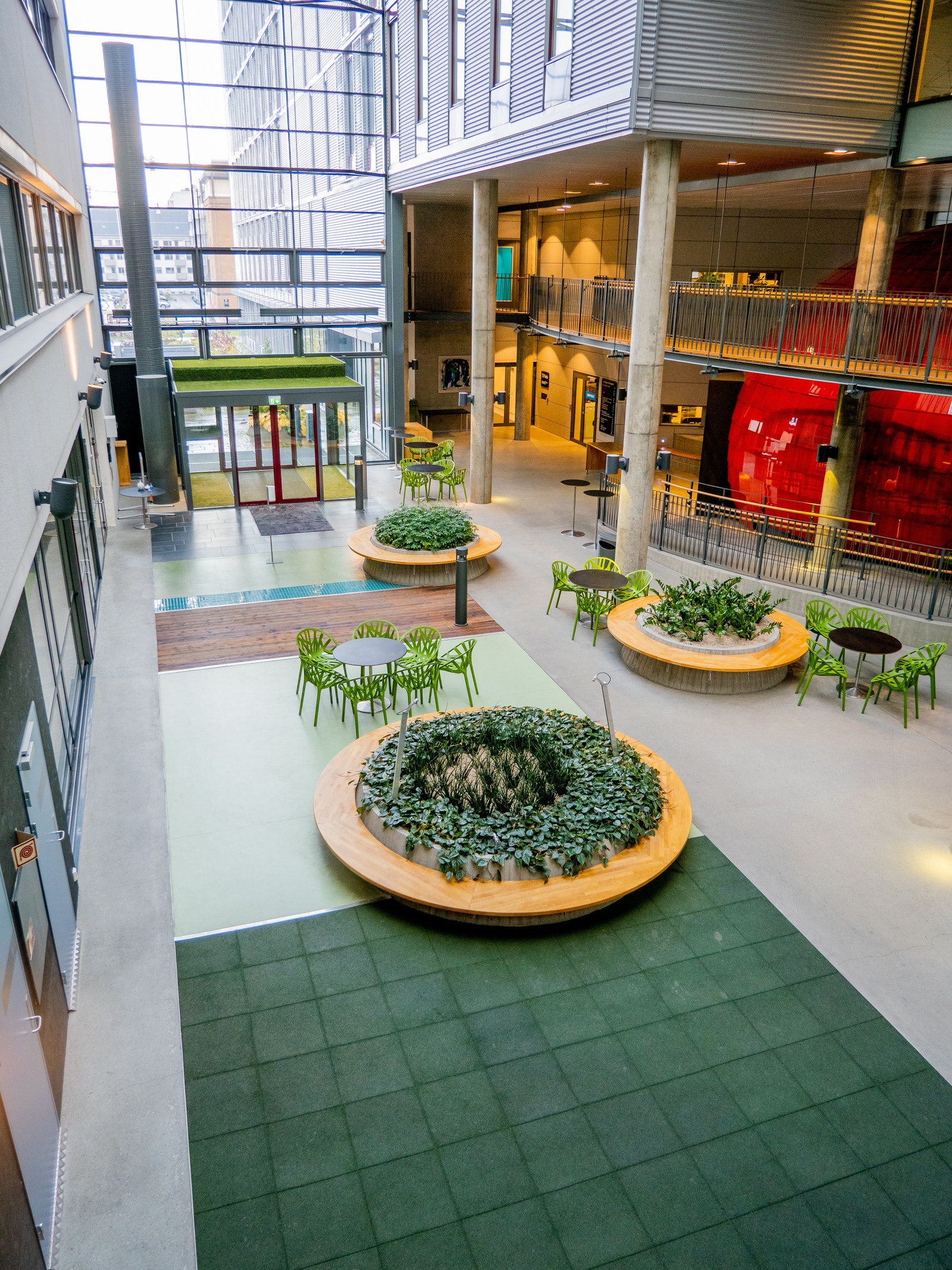 Foajeen ved hovedinngangene. Området er for tiden under oppussing, og vil om kort tid fremstå i ny drakt! Galleribilde