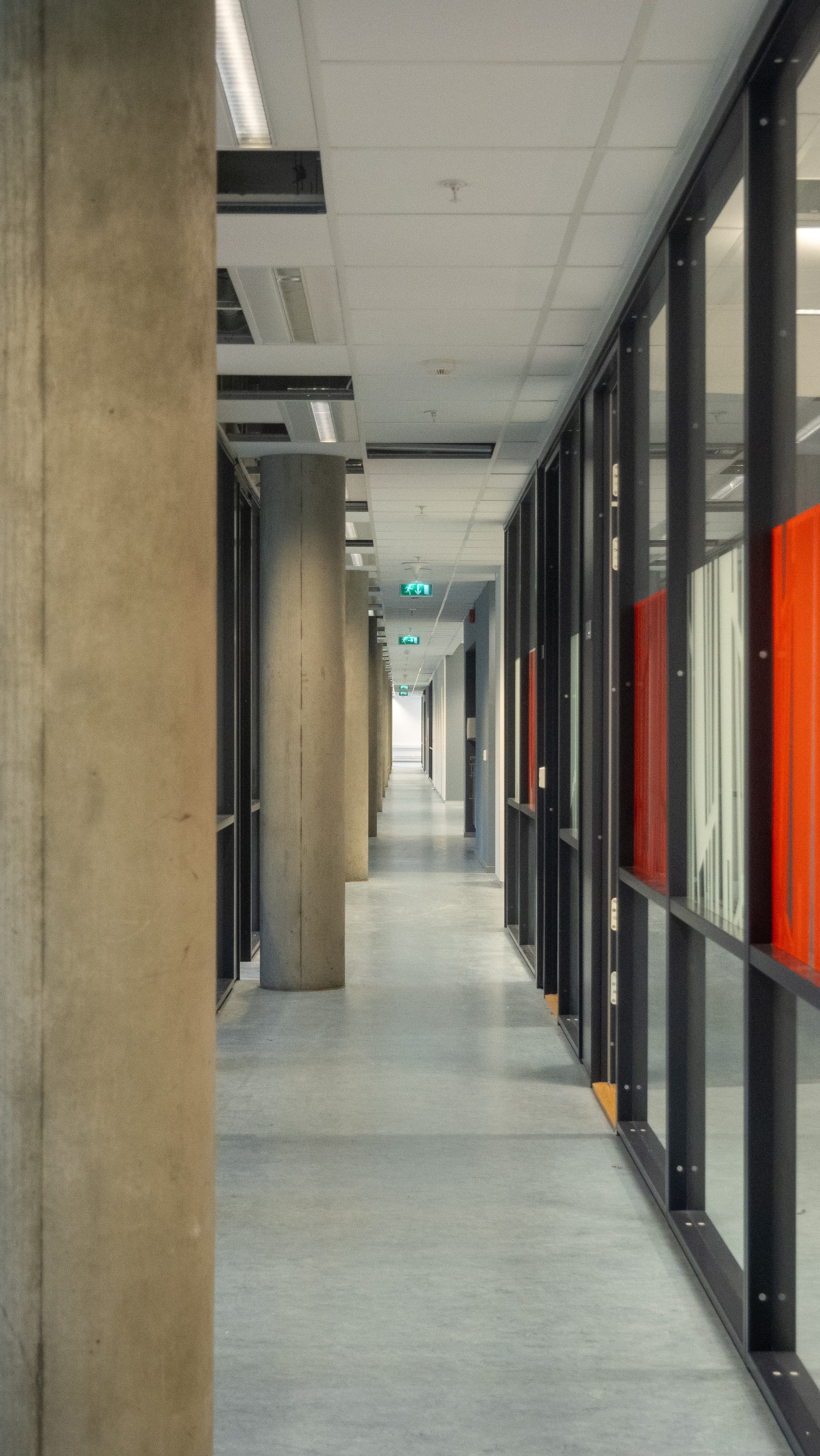 Dagens møblering er rekker med cellekontorer - disse kan med enkle grep videreføres slik det er. Her kan man også åpne opp å legge til rette for åpne landskaper og større sosiale soner. Galleribilde