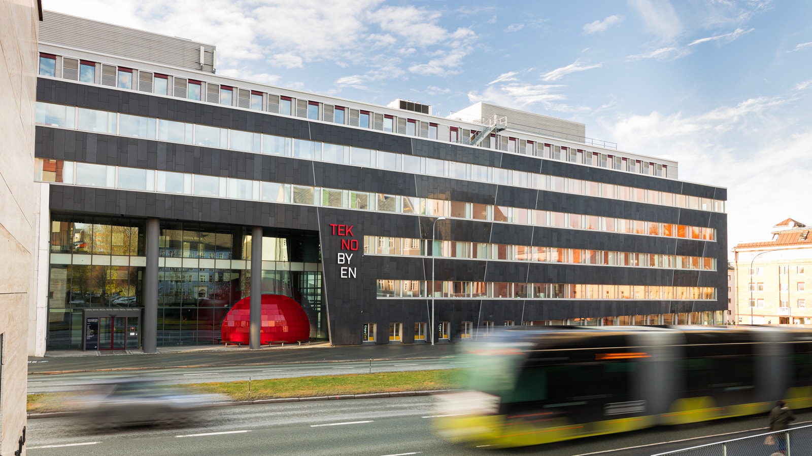 Meget gode kollektivforbindelser både inn og ut av byen, rett utenfor inngangsdøren til bygget. Galleribilde