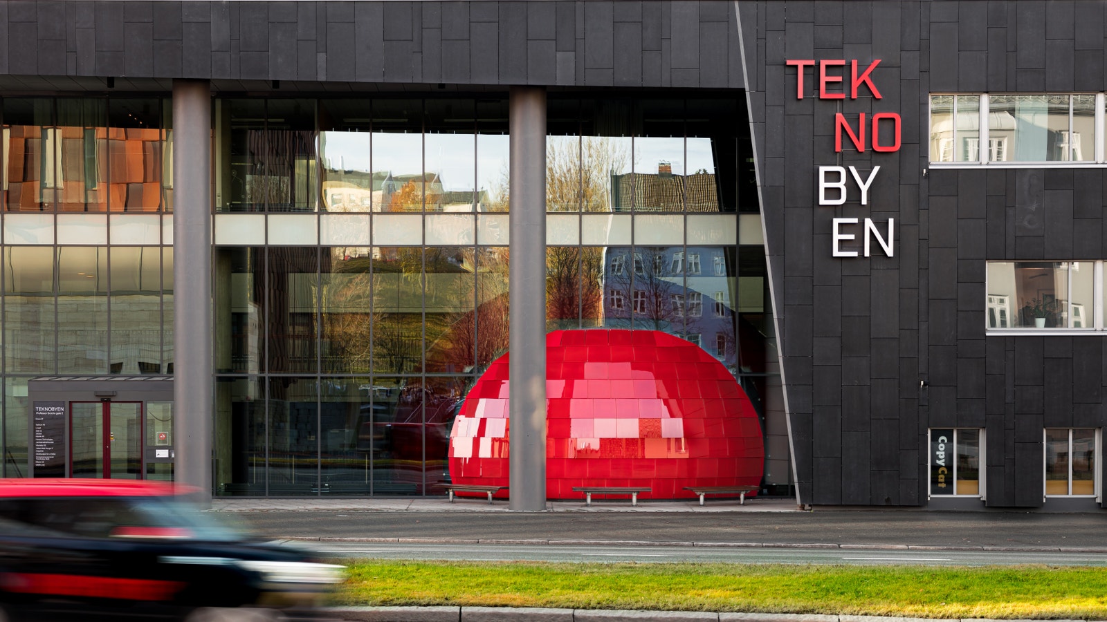 Møterommet "Kirsebæret" er bygd gjennom glassfasaden på bygget, og har på folkemunne fått mange forskjellige navn - og blir ofte brukt som orienteringspunkt for bydelen. Kirsebæret og resten av våre møterom kan bookes på teknobyen.no Galleribilde