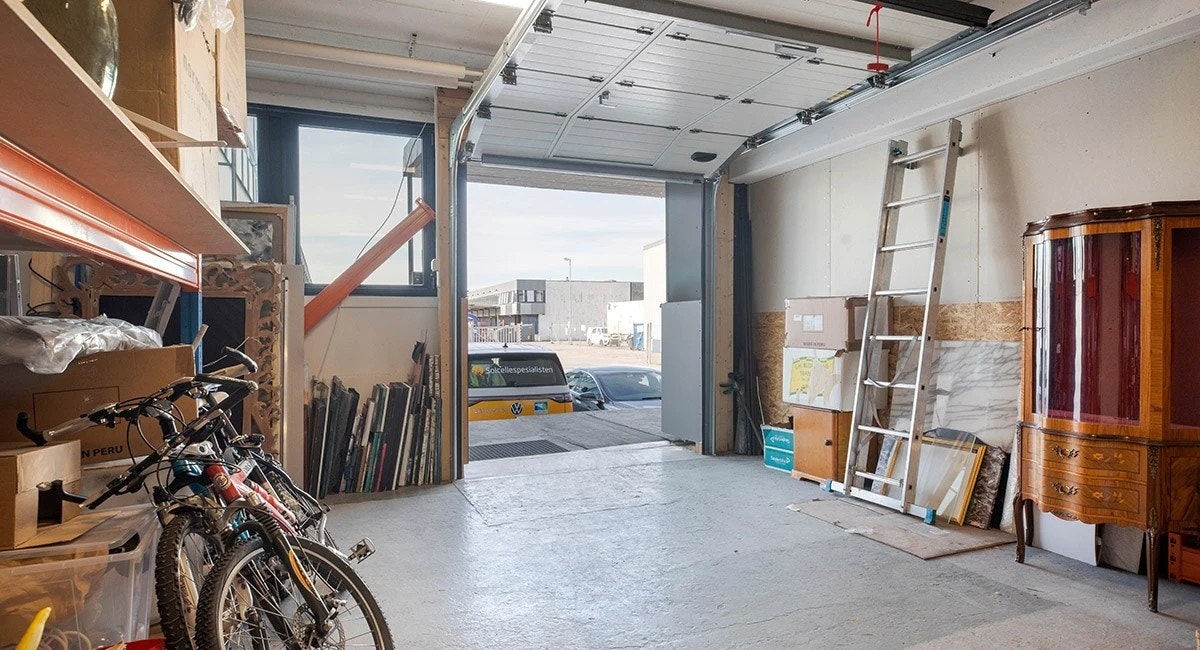 Egen kjøreport i første etasje med vareheis og trapp opp til 2. etasje. Galleribilde