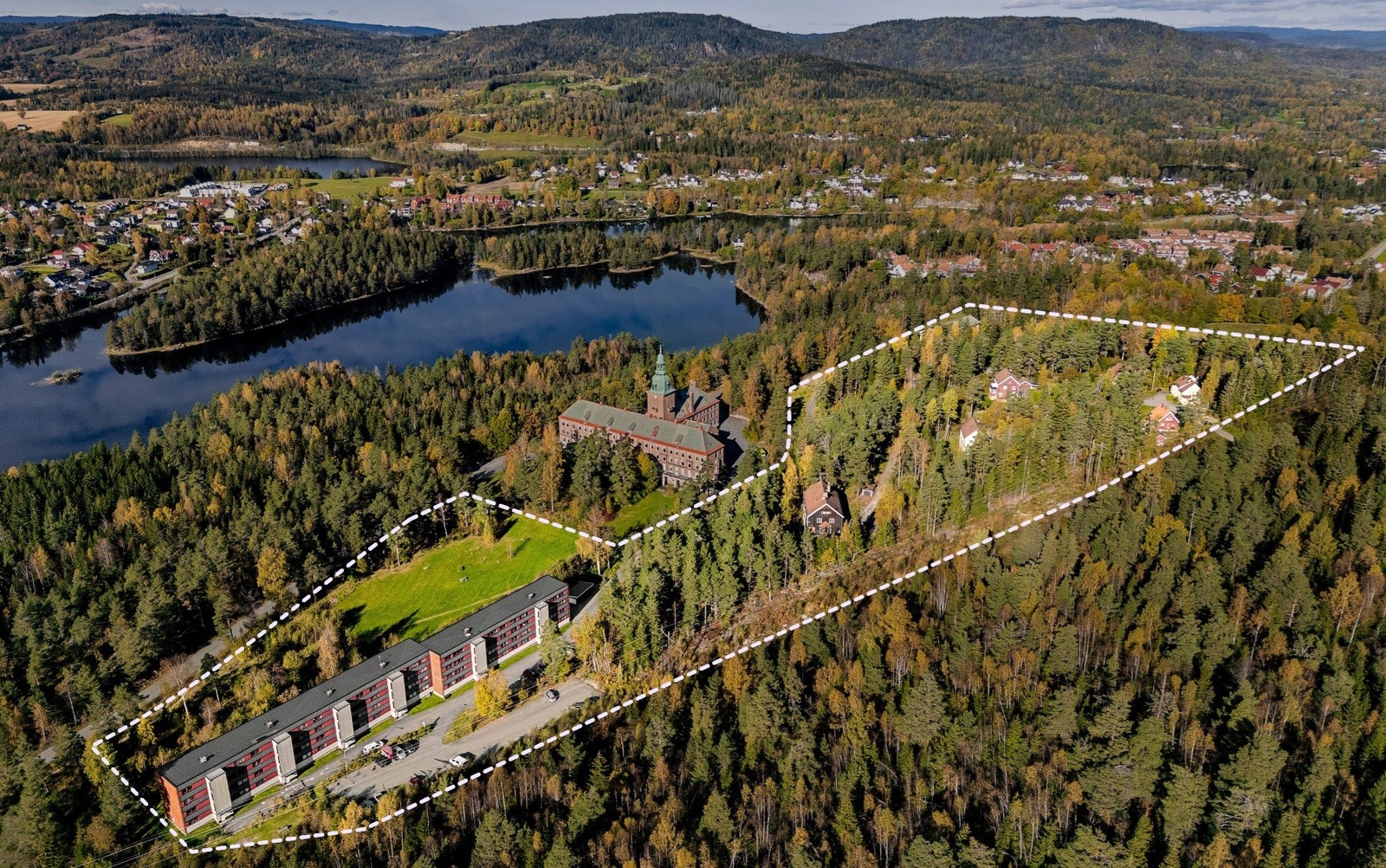 Ca. 70 mål, 112 boenheter og utviklingspotensial i naturskjønne omgivelser. Omtrentlig eiendomsgrense vises her. Foto: Fredrik Hansson / Malling & Co Galleribilde
