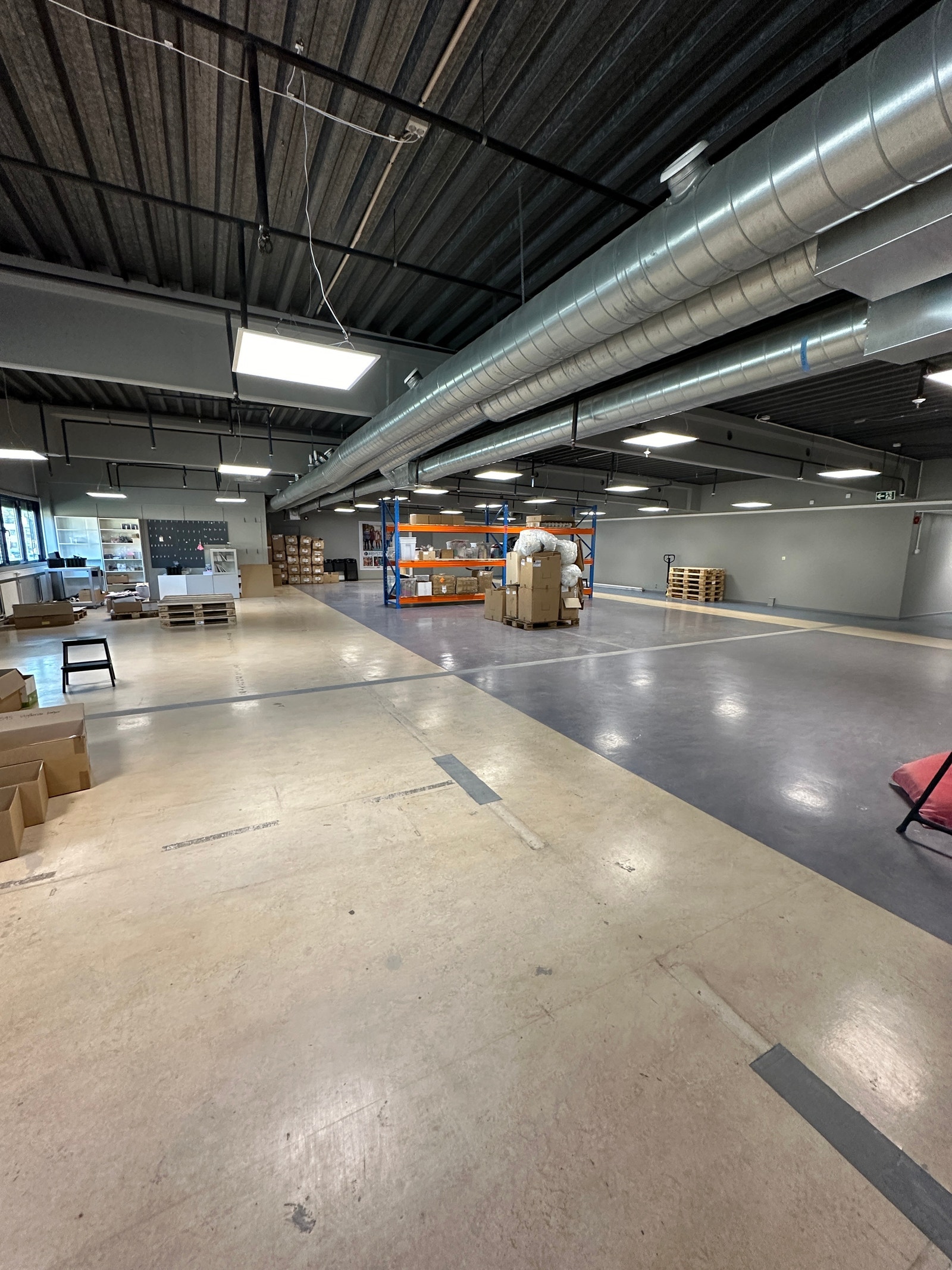 Lagerareal - dagens situasjon, det meste av inventar, hyller og reoler er solgt. Galleribilde