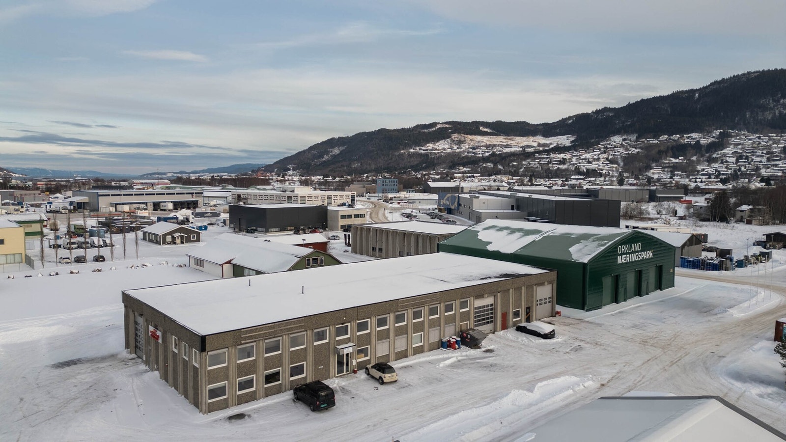Hallen ligger i et veletablert næringsområde på Grønøra i Orkanger, tett på E39. Galleribilde