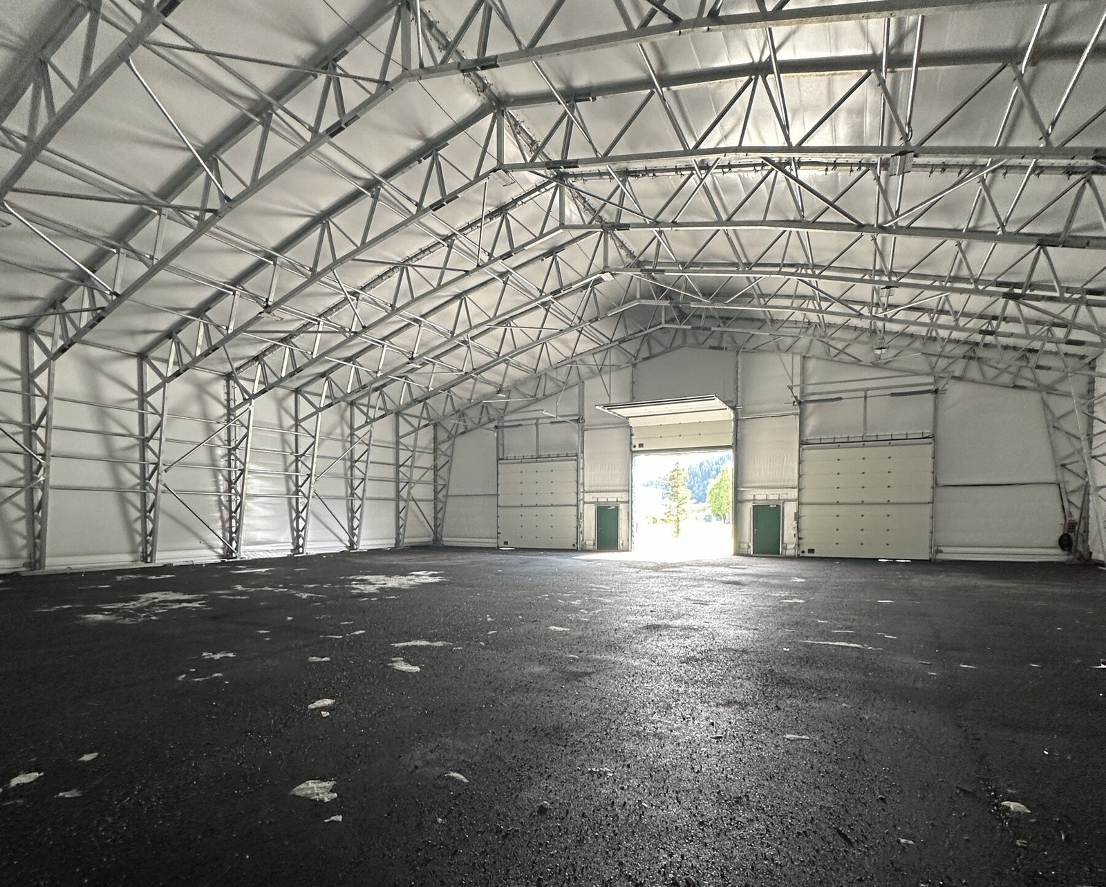 Innvendig takhøyde under bærekonstruksjon er ca. 6 meter på laveste punkt, og opp mot 8 meter under mønet. Galleribilde