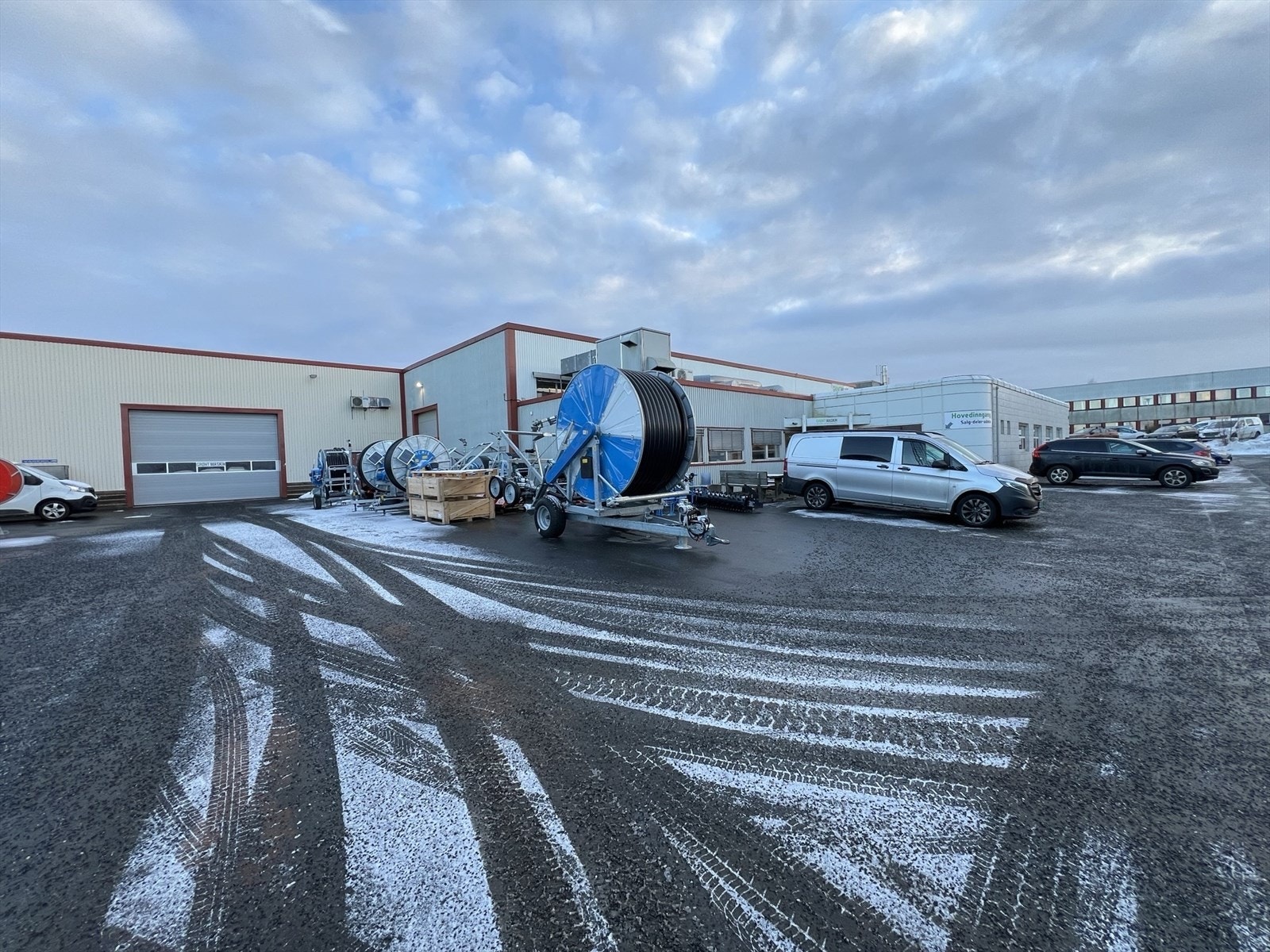 Gårdsplass mot vest Galleribilde