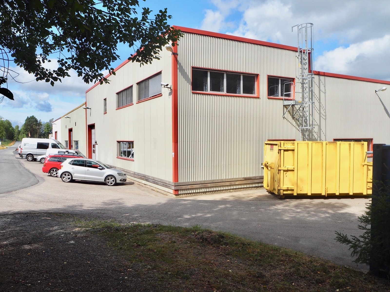 Seksjon øst: lager/verksted med kundemottak og kjøreporter mot øst og syd ca. 1091 kvm. BTA, kontor/garderober/spiserom i mesaninetasje med adkomst via trapp og heis ca. 151 kvm. BTA, kaldtlager ca. 60 kvm. BTA, Fyrrom ca. 30 kvm. BTA ventilasjonsrom ca. Galleribilde