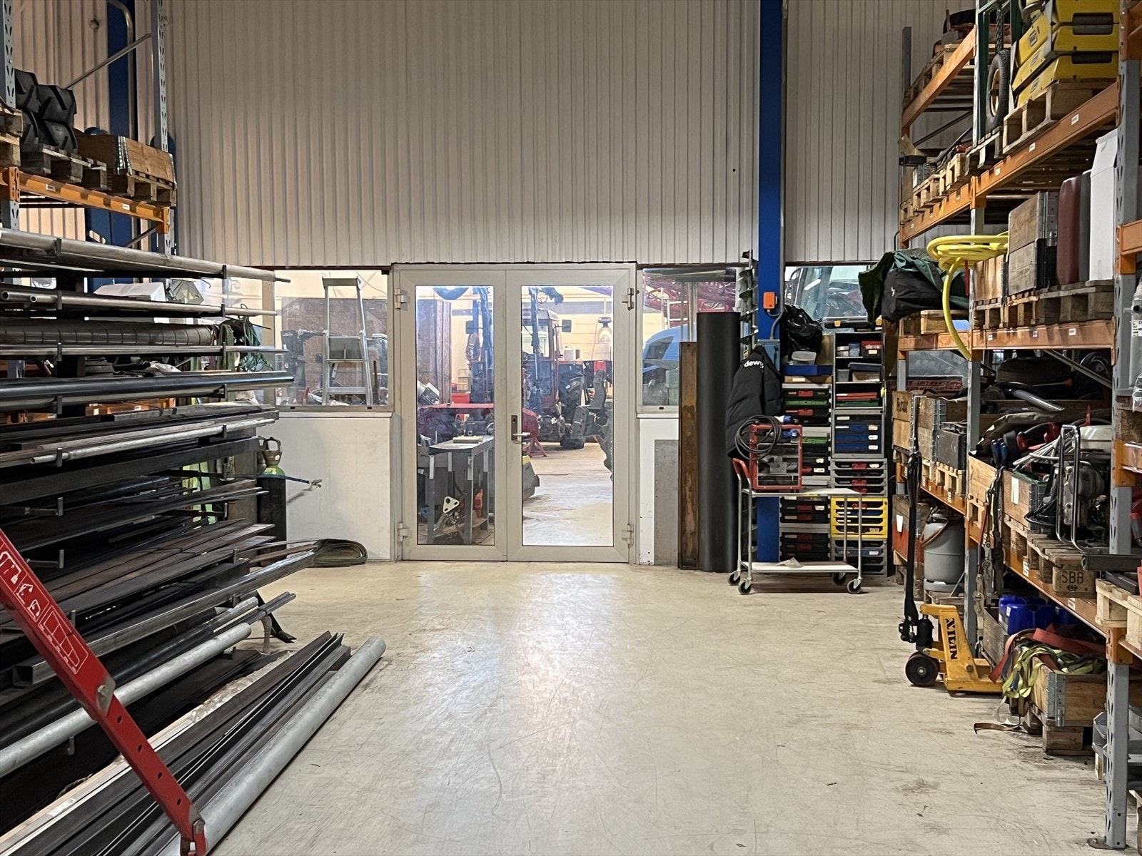 Dør mellom lager og verksted Galleribilde