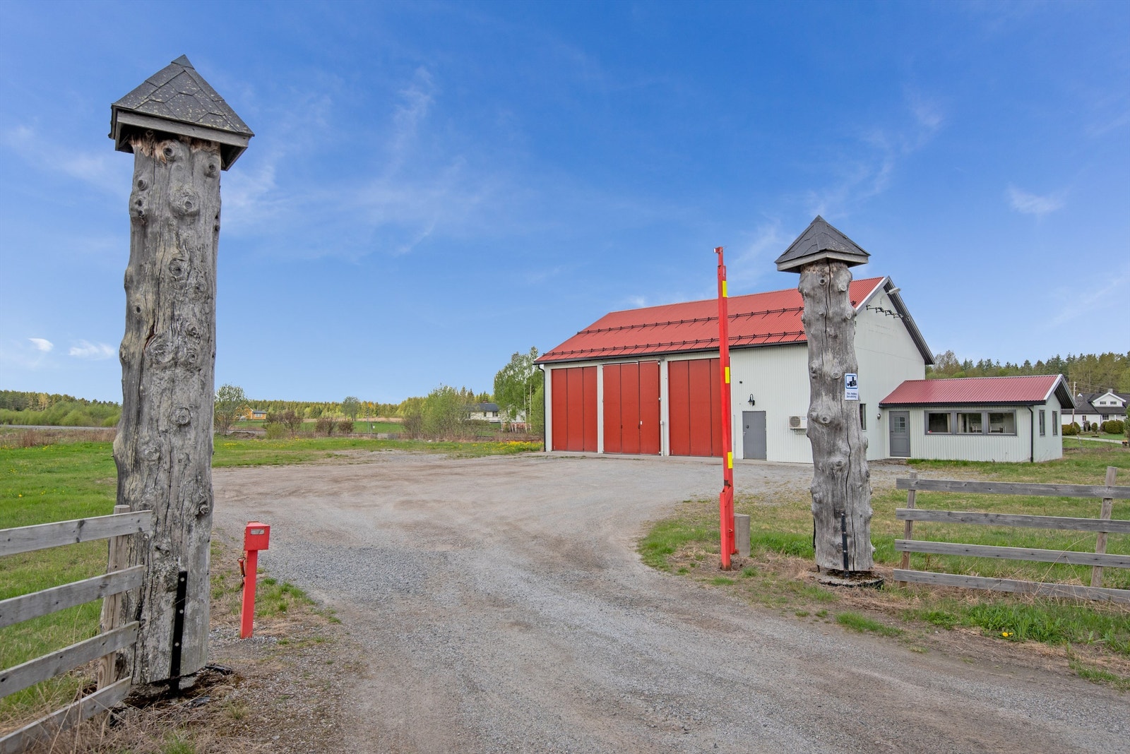 Gruset innkjøring og gårdsplass/parkering Galleribilde
