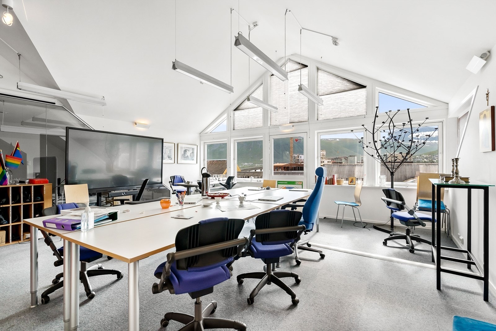 Flotte kontorer med nydelig utsikt og store vindusflater Galleribilde