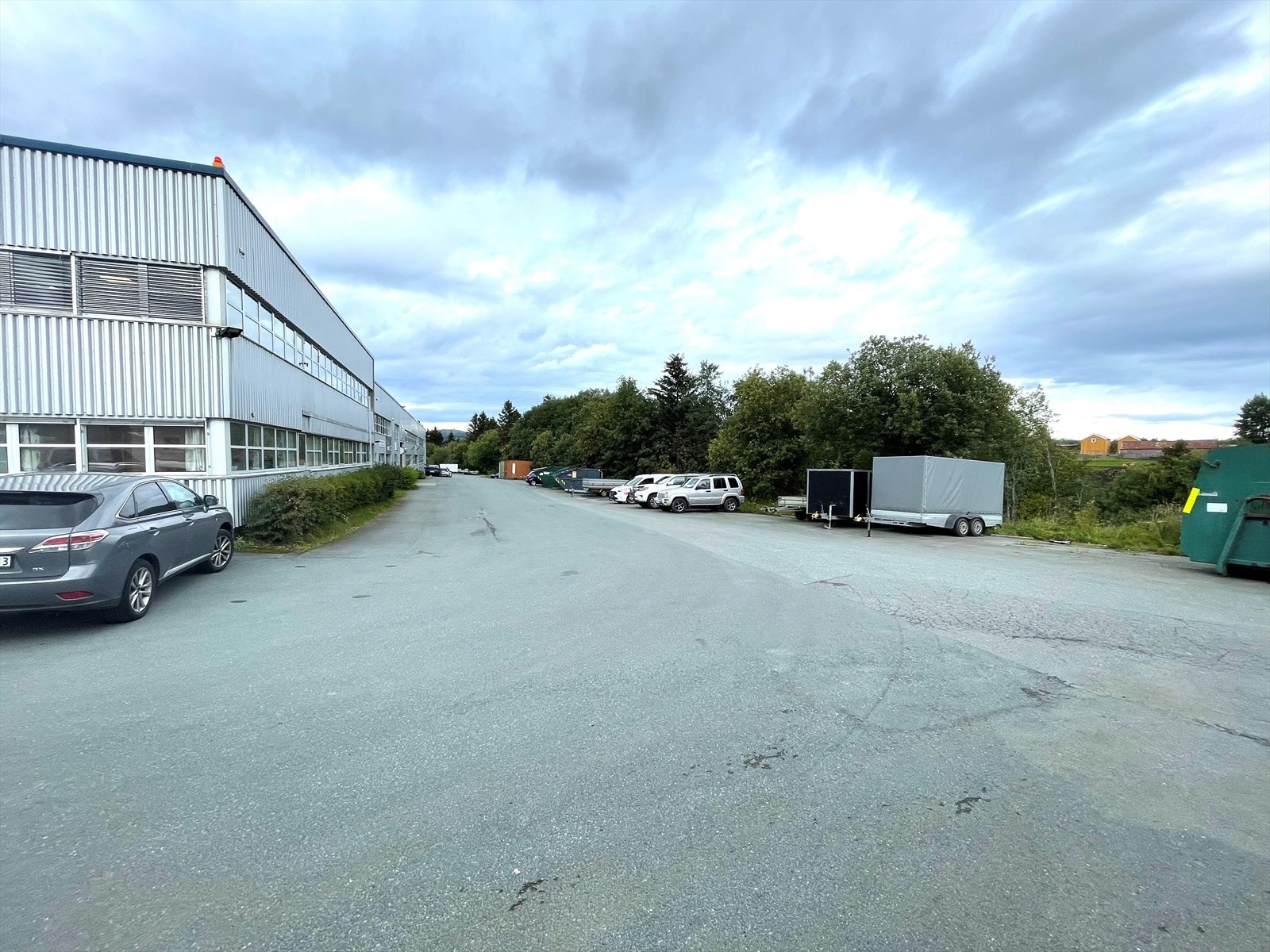 Uteareal rundt bygget. Galleribilde