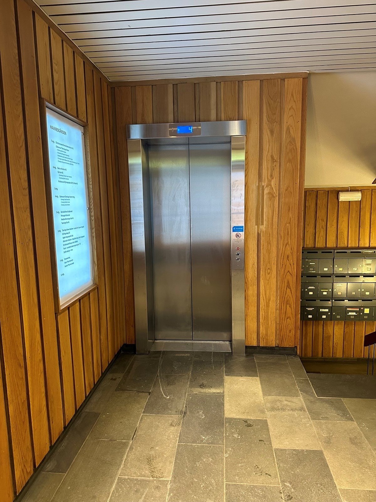 Heis fra inngangsparti Galleribilde