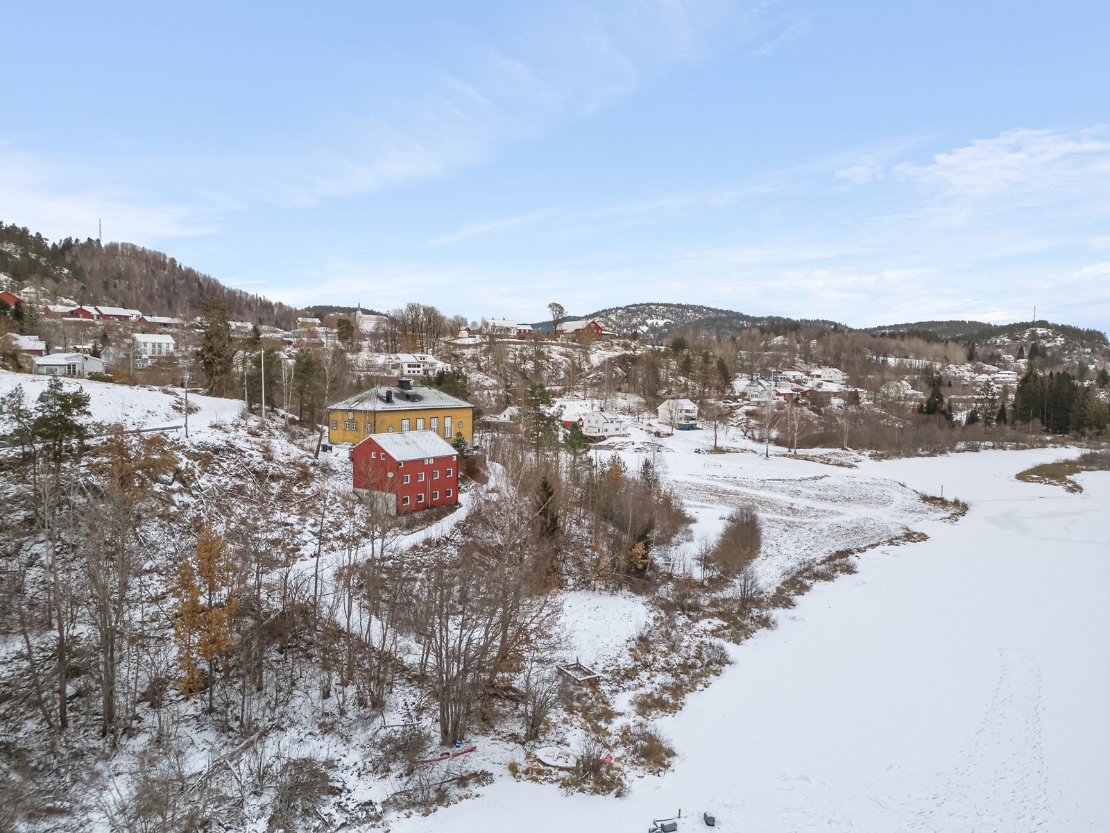 Eiendommen har 30 soverom- Hovedhus renovert i 2009. Galleribilde