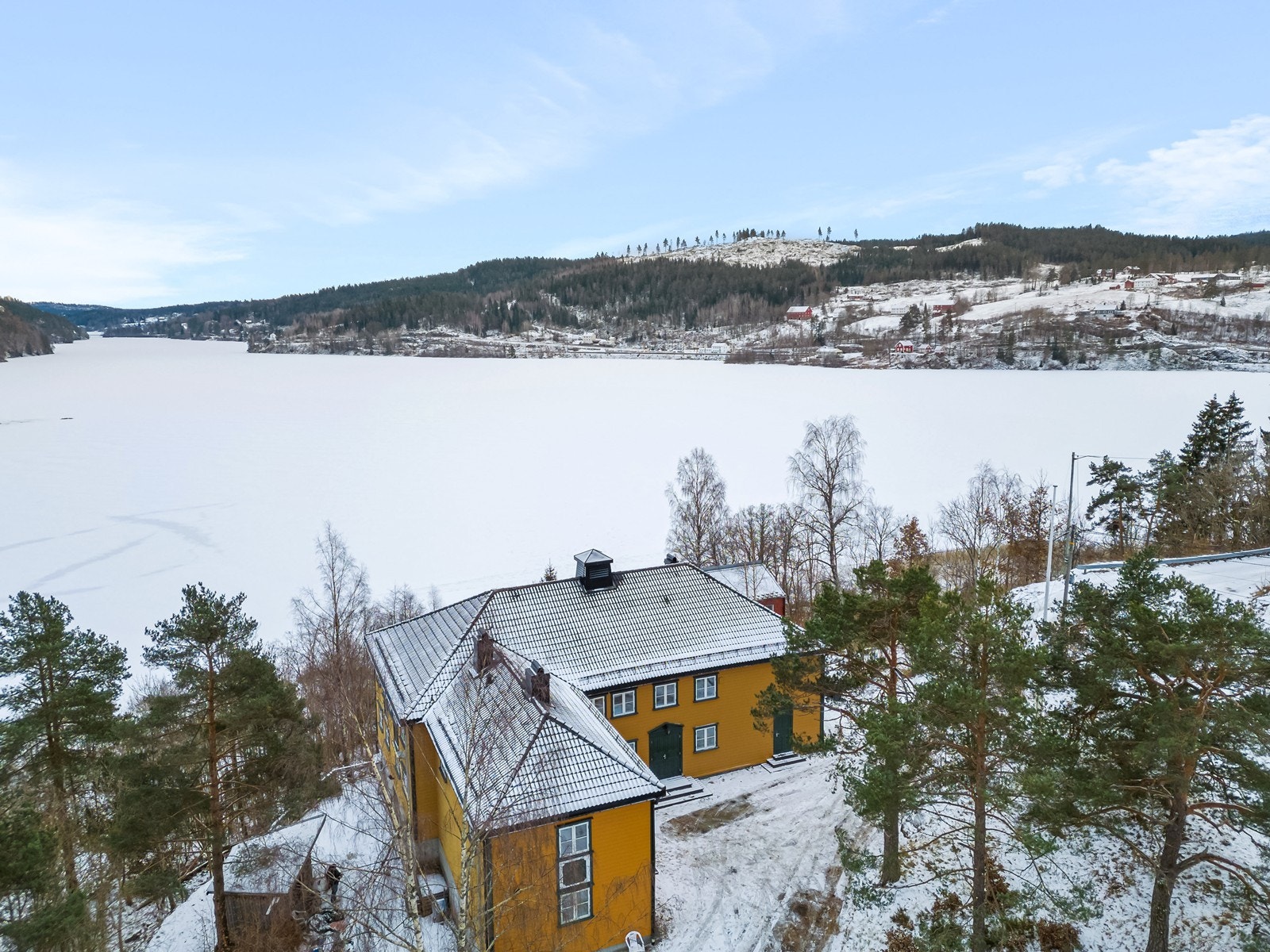 Idyllisk beliggende ved Gjerstadvatnet. Galleribilde