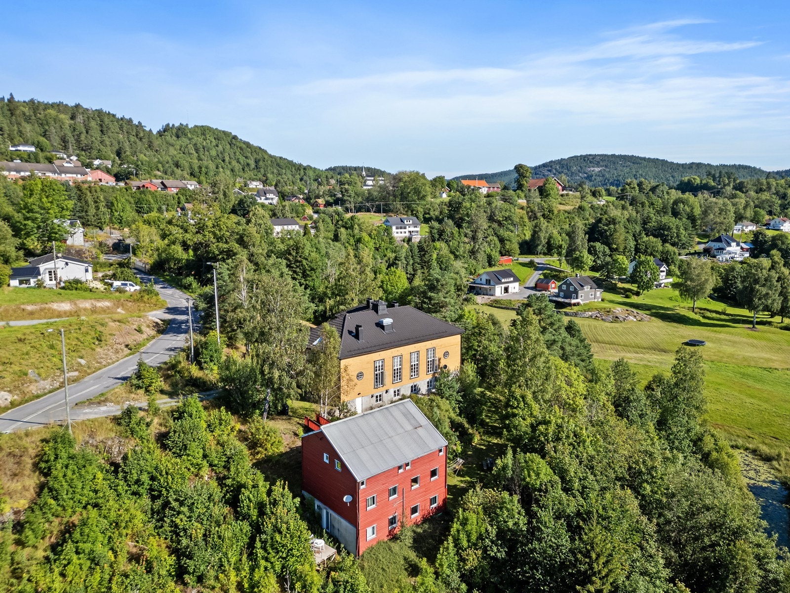 Eiendommen har 30 soverom- Hovedhus renovert i 2009. Galleribilde