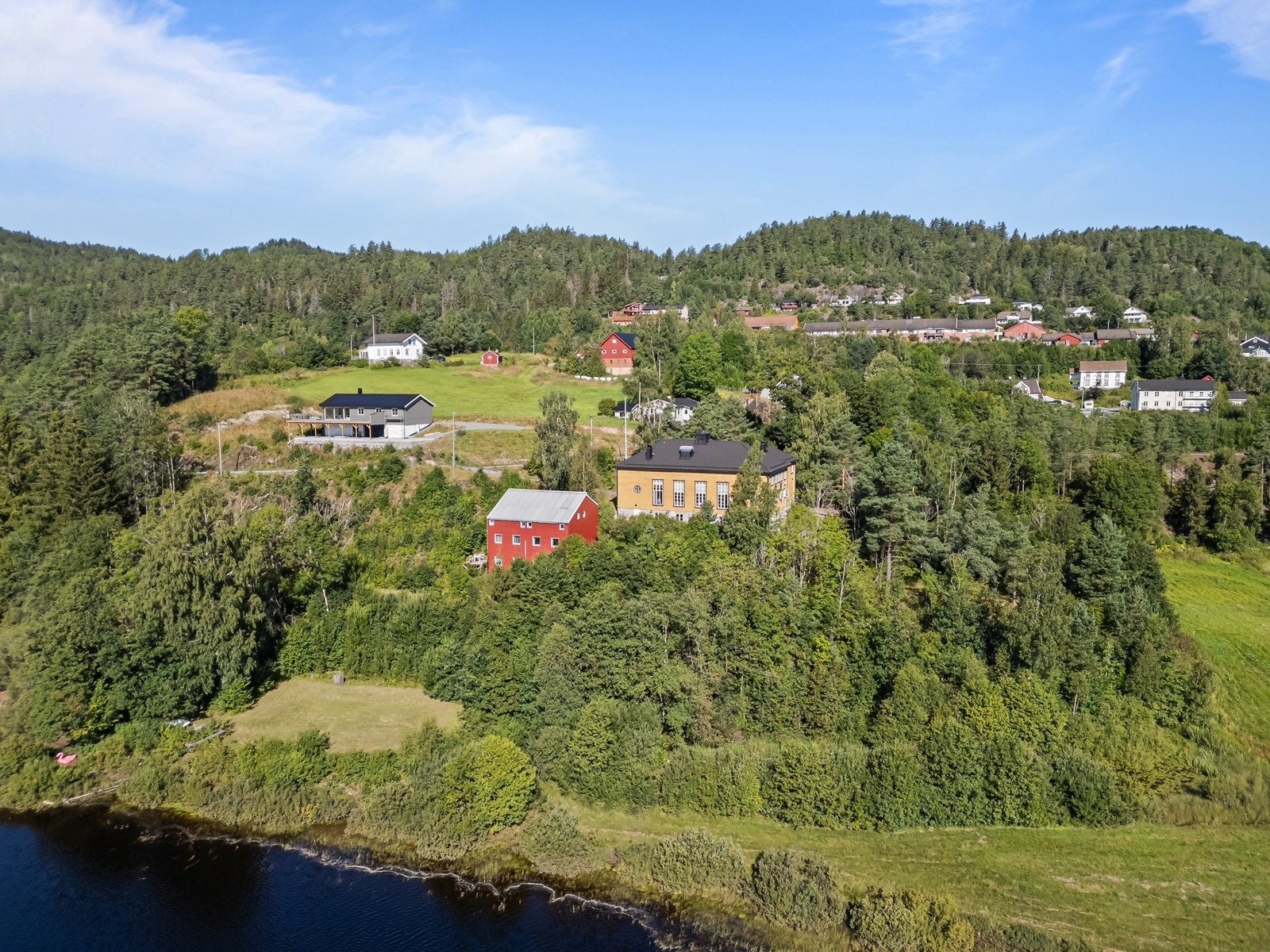 Sørmegleren næring har gleden av presentere for salg en stor eiendom i Gjerstad Egdehall. Galleribilde
