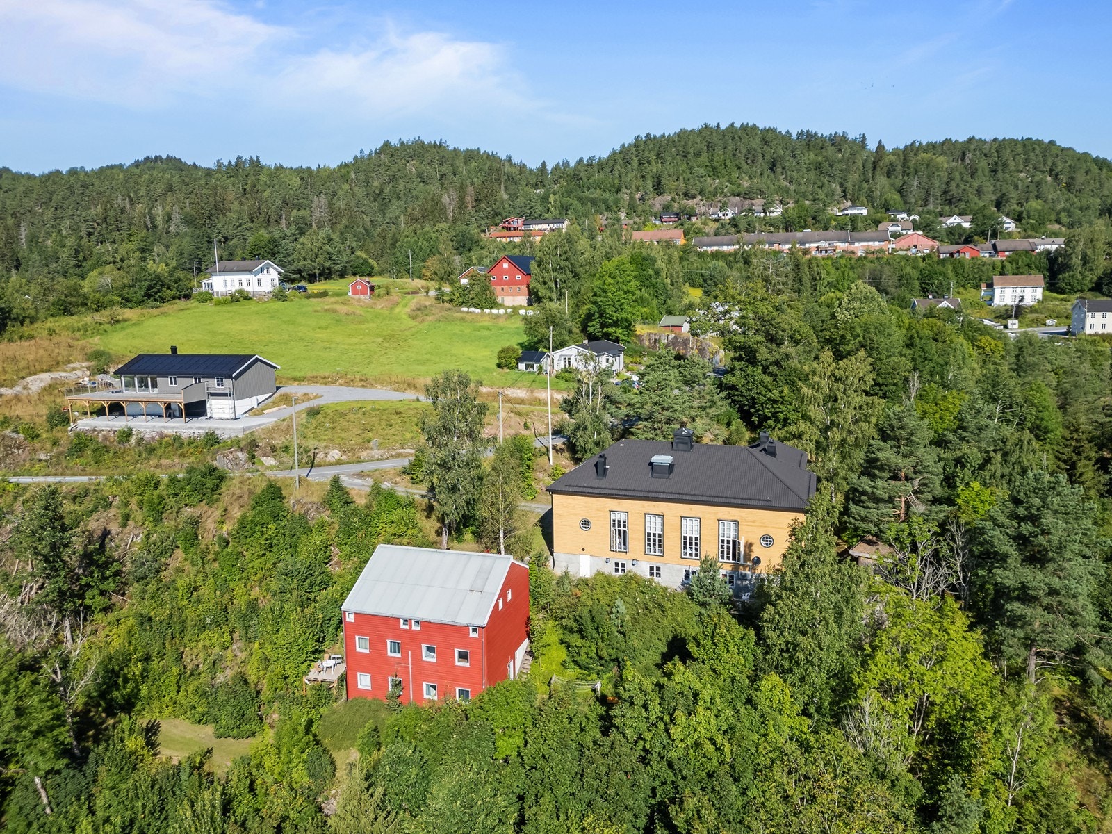Egdehall med anneks. Galleribilde