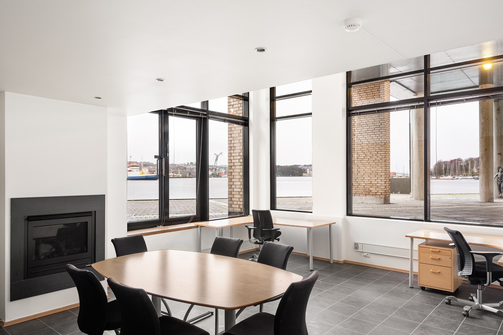 Du kan nyte synet av båthavnen i én retning, innseilingen under bybroen i en annen, og Grasholmen med sitt maritime preg rett frem. Galleribilde