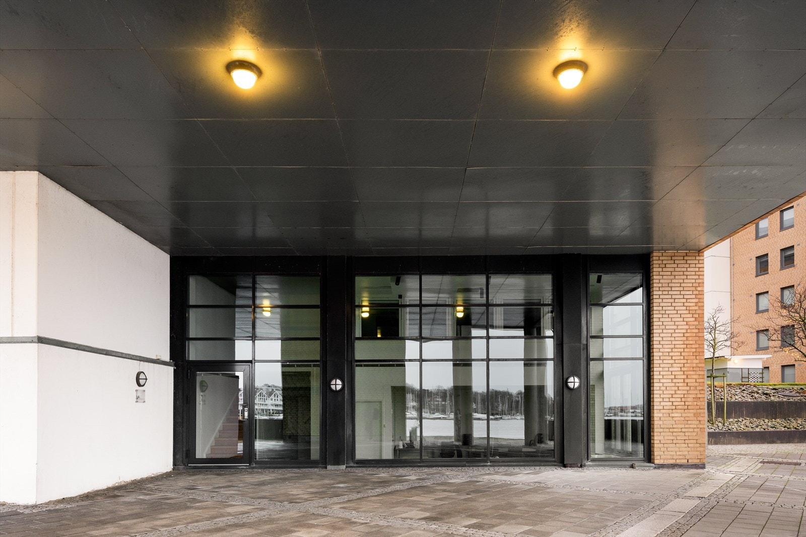 Denne eiendommen har en meget god og populær beliggenhet. Bygget er fra 2004 og inneholder boliger samt denne næringsseksjonen. Galleribilde