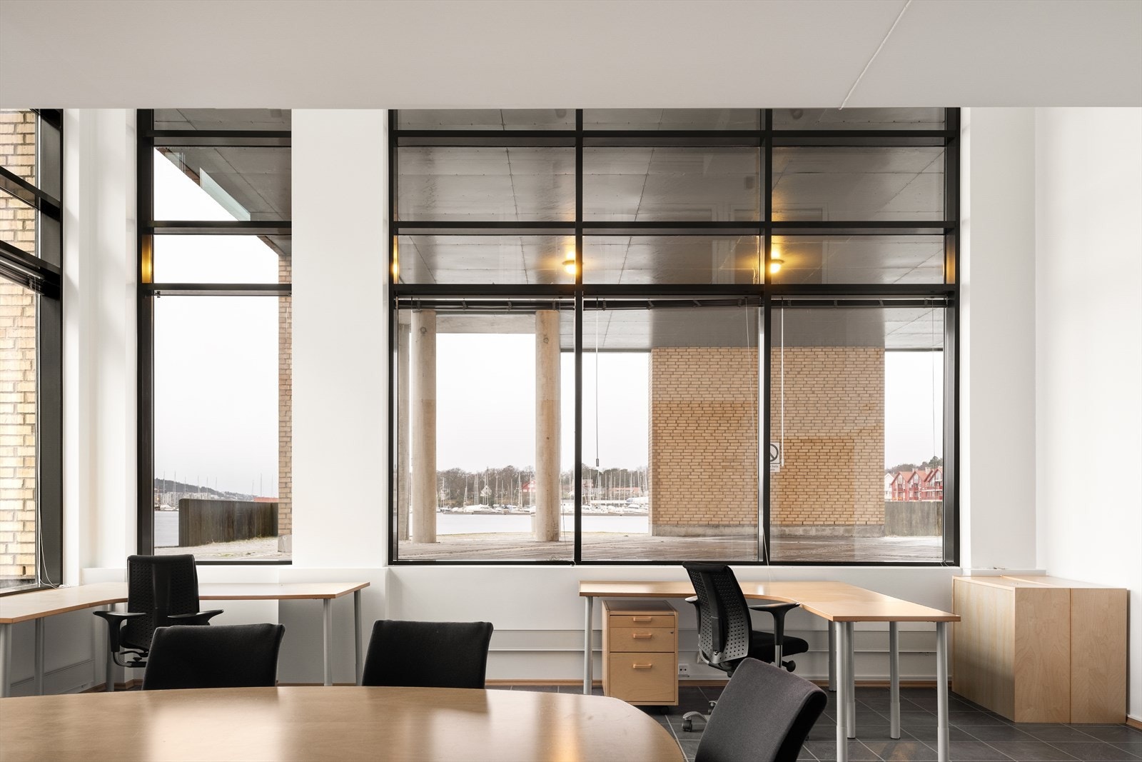 Lysmalte vegger og store vindusflater gir et lyst og innbydende arbeidsmiljø. Galleribilde