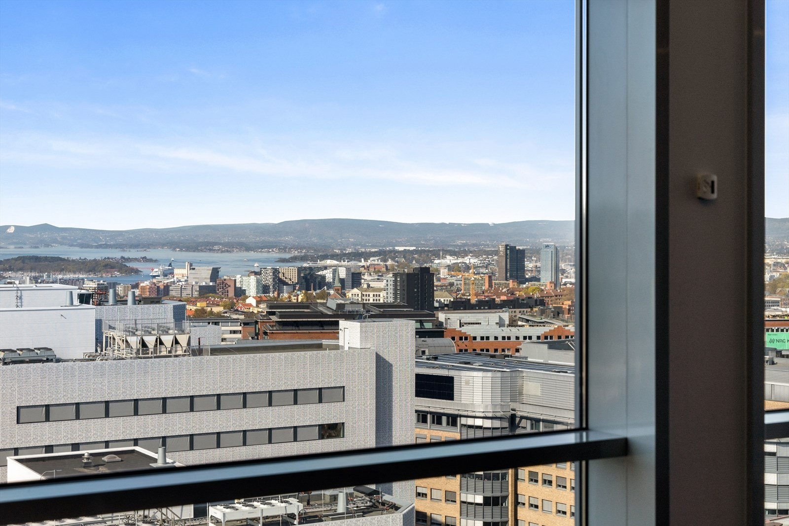 Kontorlokale med utsikt over Oslo sentrum og fjorden. Galleribilde