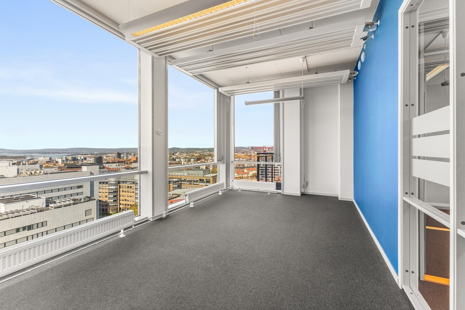 Kontorlokale med utsikt over Oslo sentrum og fjorden. Galleribilde