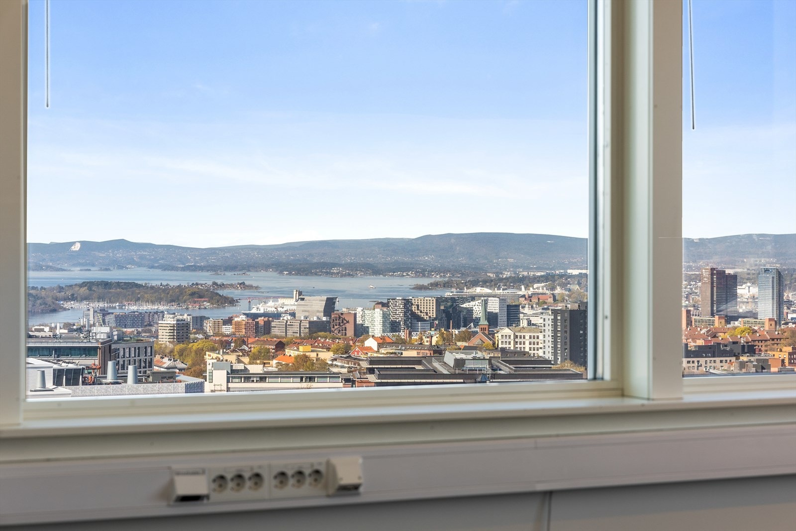 Utsikt og byen og fjorden. Galleribilde