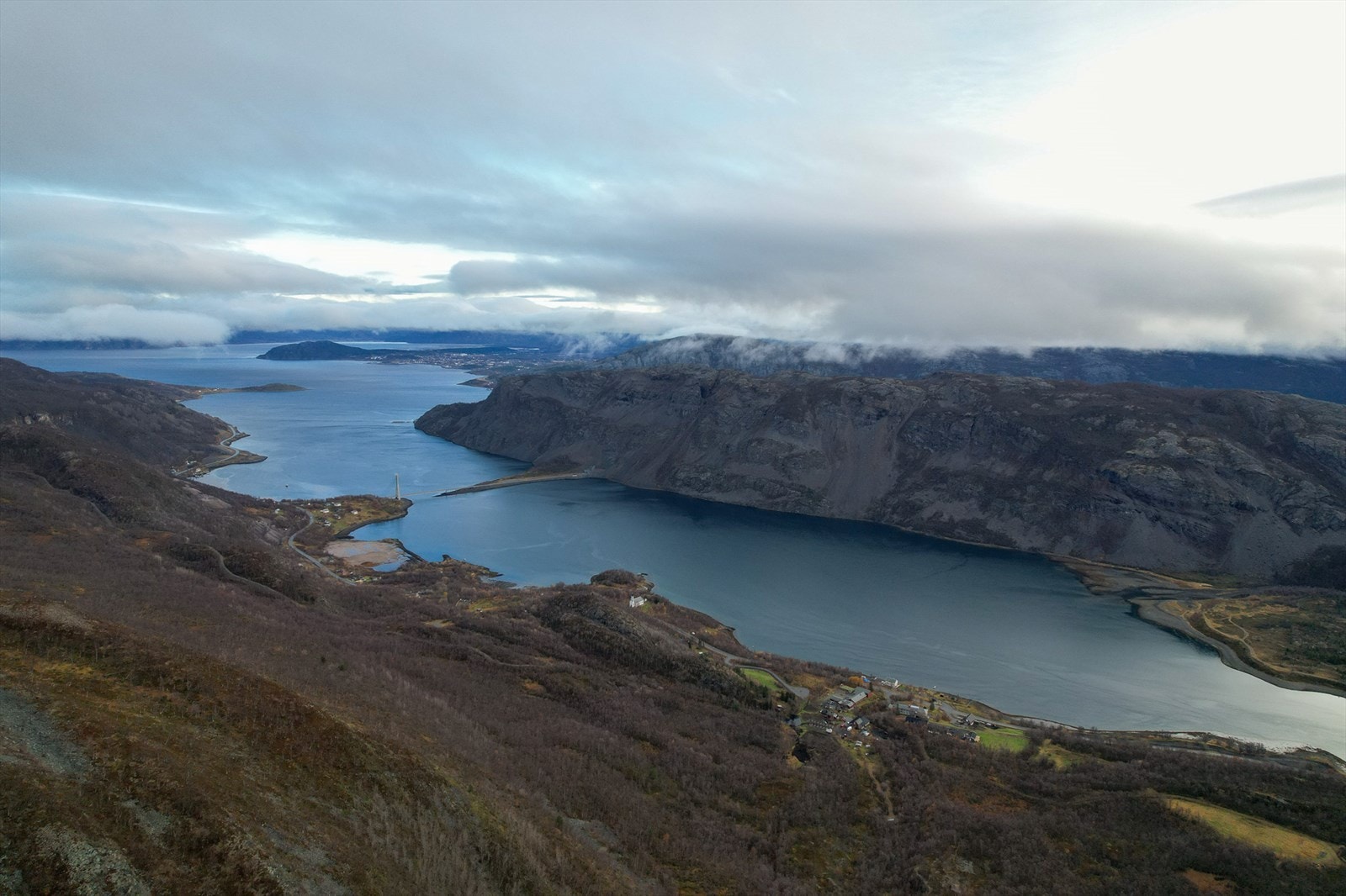 Eiendommen strekker seg fra Kåfjord og videre innover i fjellområdene Galleribilde