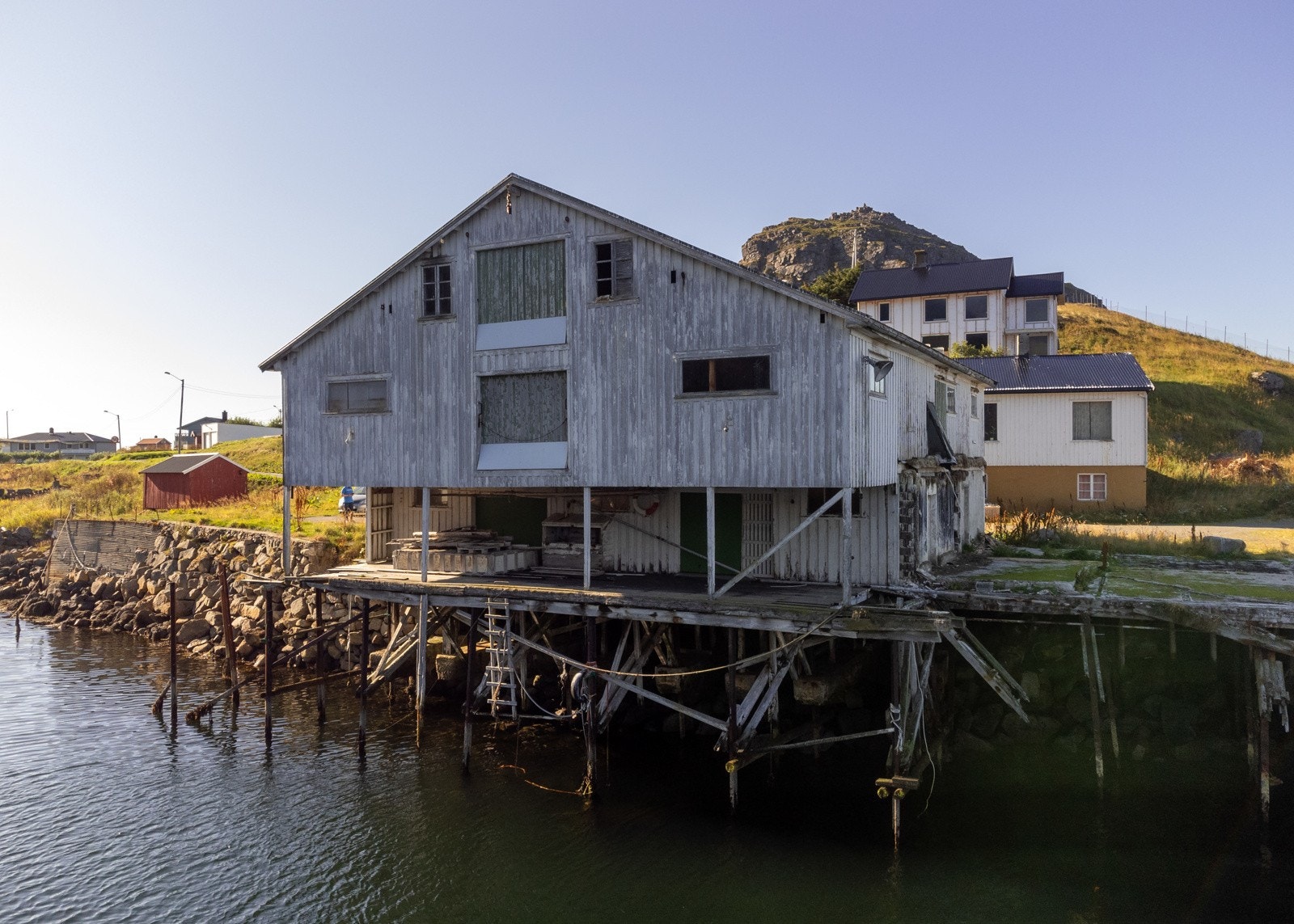 Fiskebruk sett fra sjøen Galleribilde