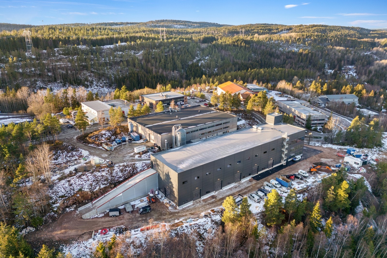 Nyoppført næringsbygg sentralt beliggende i Åsveien. Galleribilde