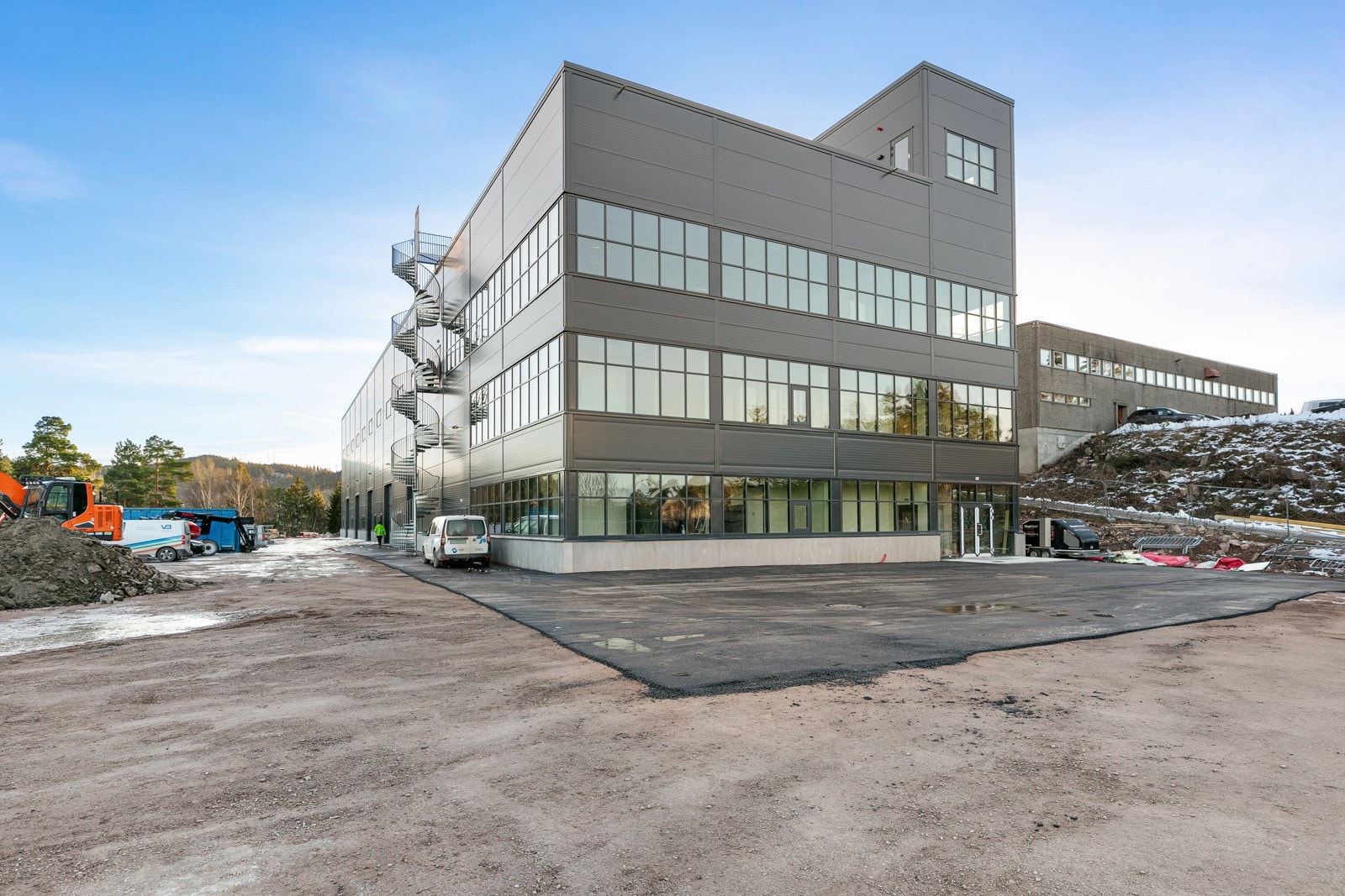Flotte nytt næringsbygg i Åsveien industriområde. Galleribilde