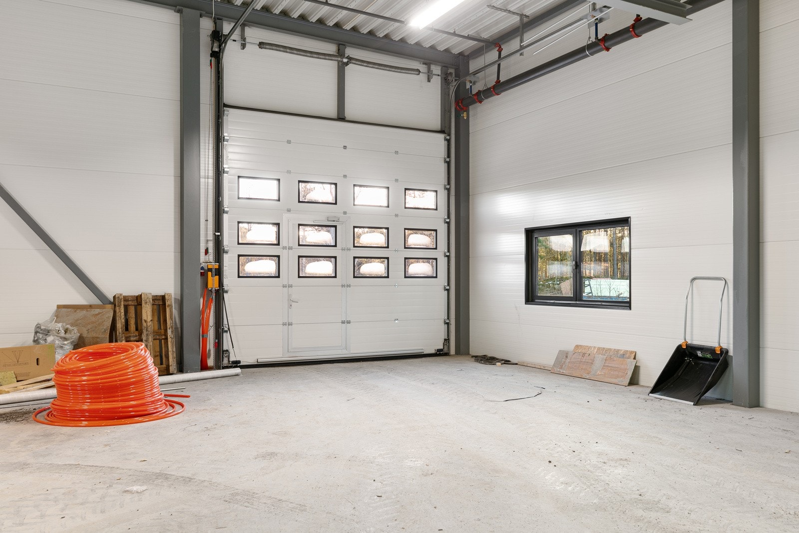 Høyt under taket i lagerseksjon. Galleribilde