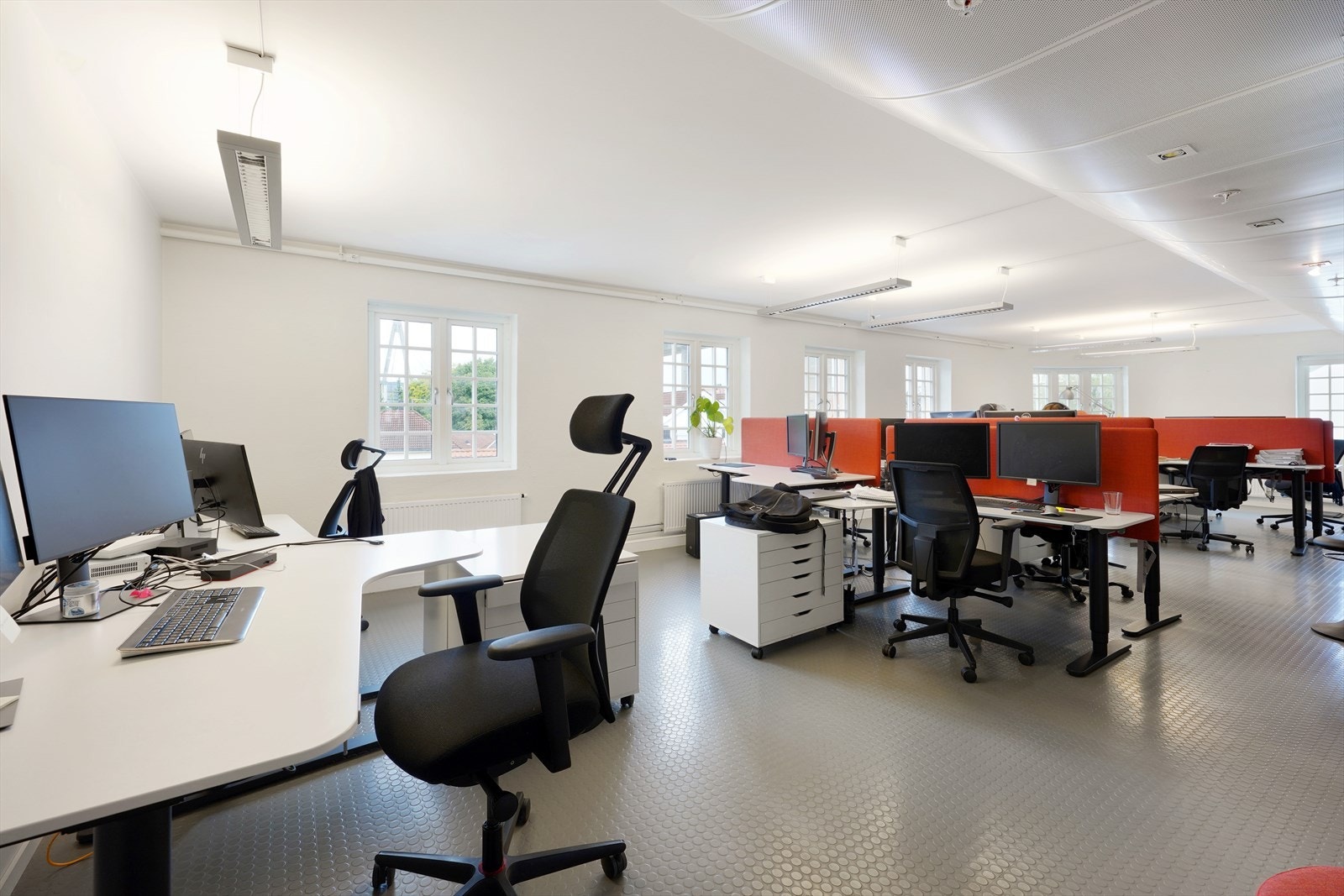 Lyst og romslig kontorlokale med moderne fasiliteter, ideelt for effektivt arbeid i et profesjonelt miljø. Galleribilde