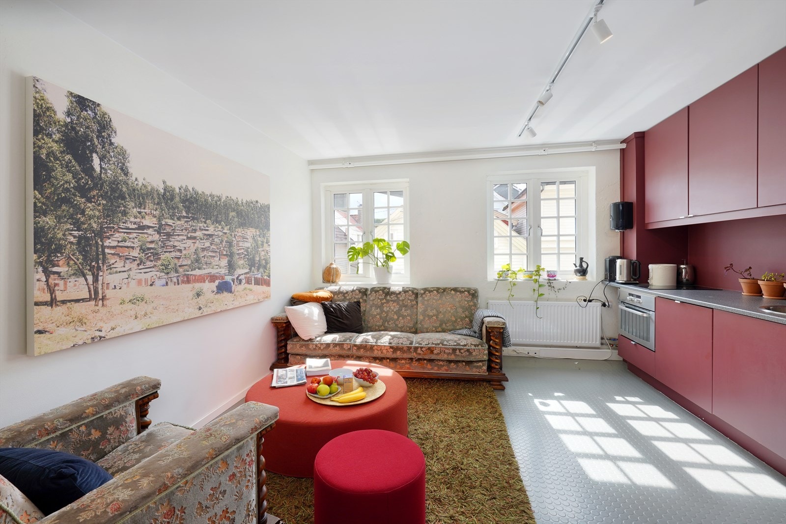 Lys og innbydende sosial sone stue med store vinduer som slipper inn naturlig lys, perfekt for avslapning og sosiale sammenkomster. Galleribilde