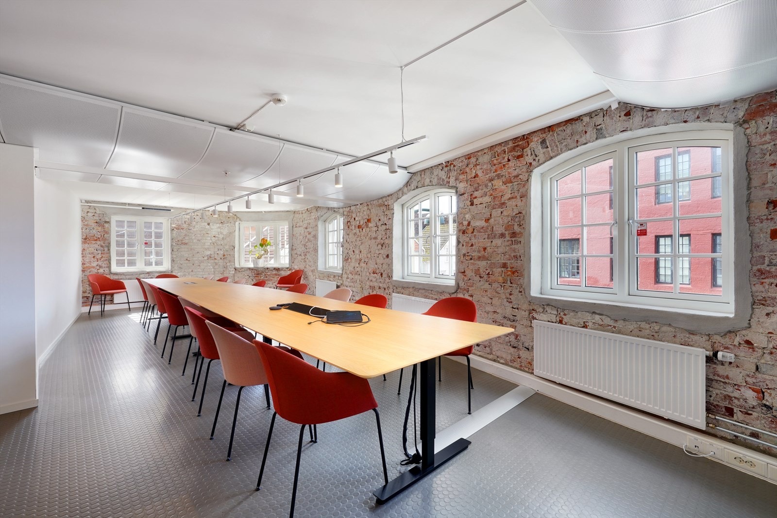 Lys og romslig møterom med moderne fasiliteter, perfekt for produktive møter og samarbeid i et inspirerende miljø. Galleribilde