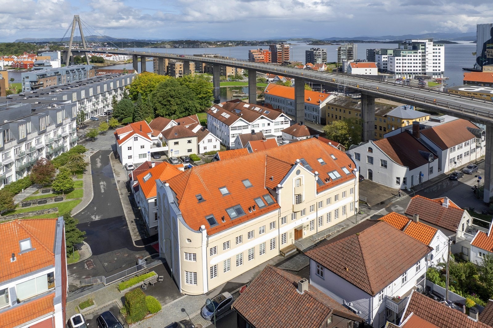 Sjarmerende næringsseksjon med sentral beliggenhet, nær moderne infrastruktur og byens fasiliteter. Ideelt for byliv. Galleribilde