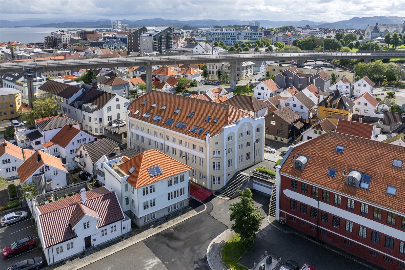 Sjarmerende nabolag, nær sentrum og med gode kollektivtilbud. Attraktiv beliggenhet med utsikt og praktisk nærhet til alt. Galleribilde